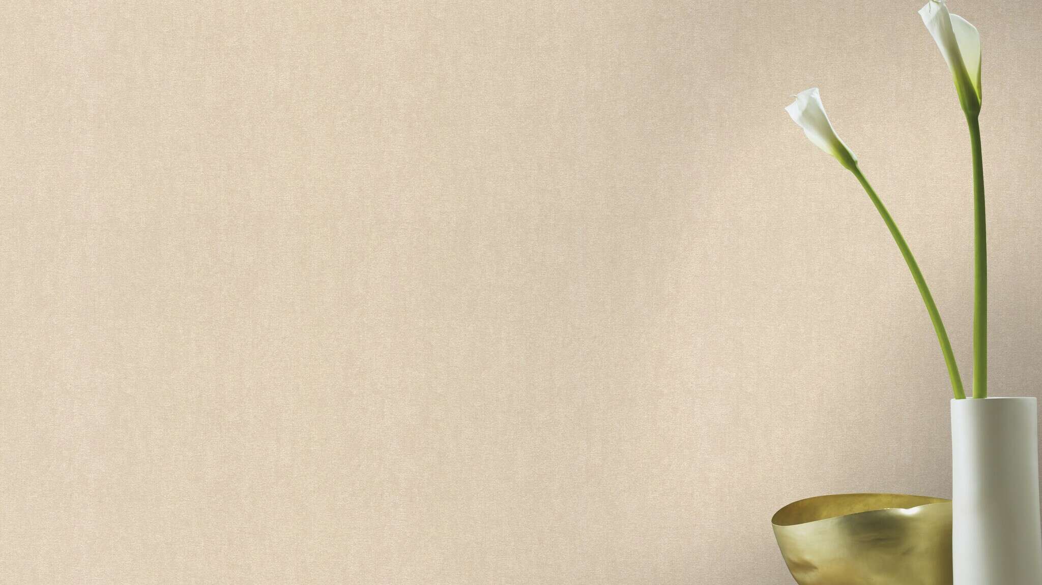 10-402339 Raumsituationen 5 Room with Plain beige wallpaper with a fine texture for timeless interior design