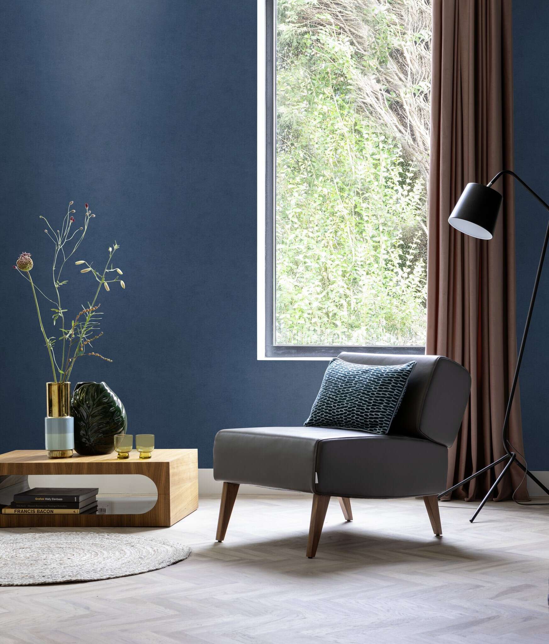 10-408232 Raumsituationen 2 Room with Dark blue wallpaper with an even, fabric-like texture