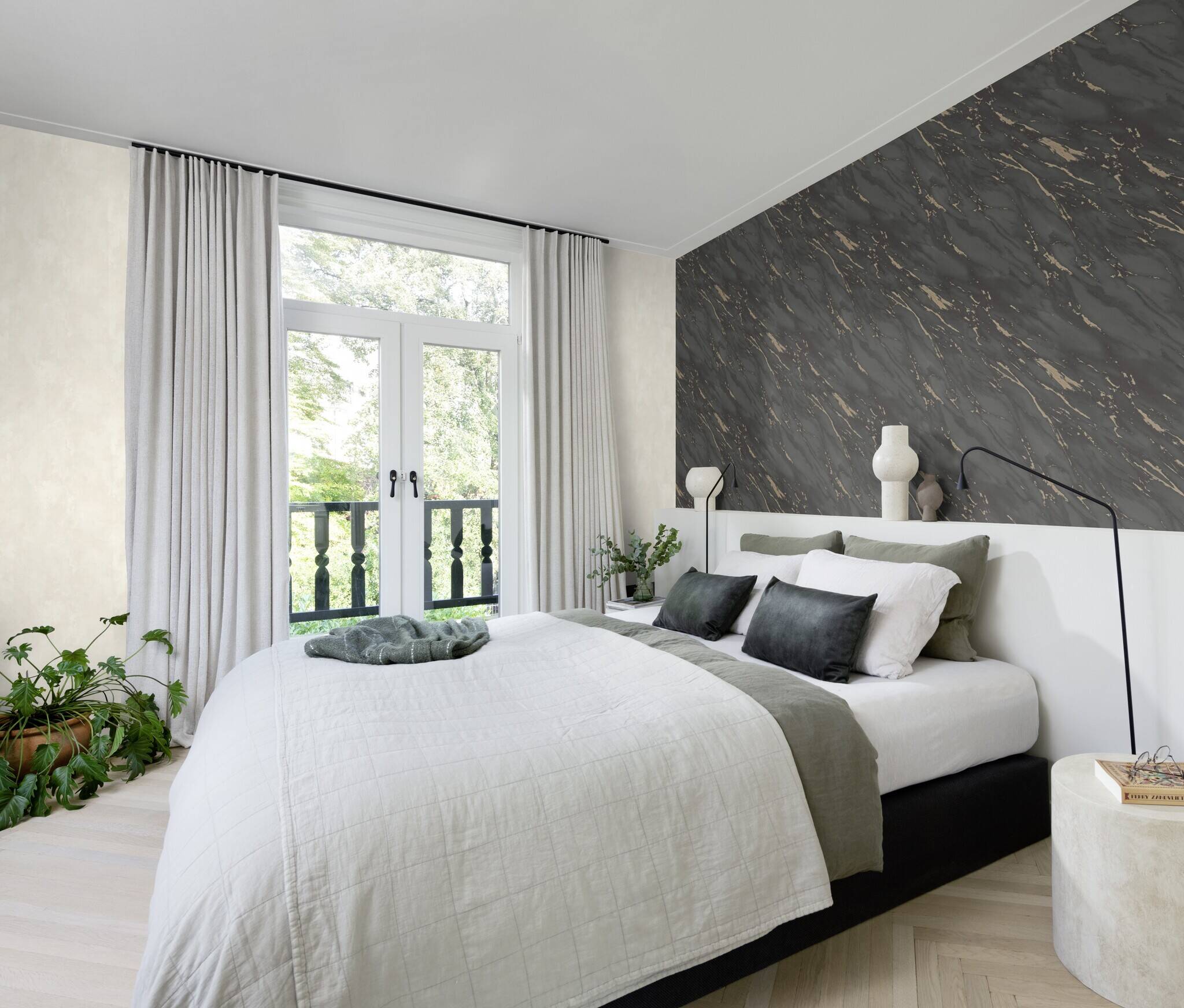 10-200157 Raumsituationen 5 Room with Luxurious wallpaper in anthracite and black with striking golden marble elements