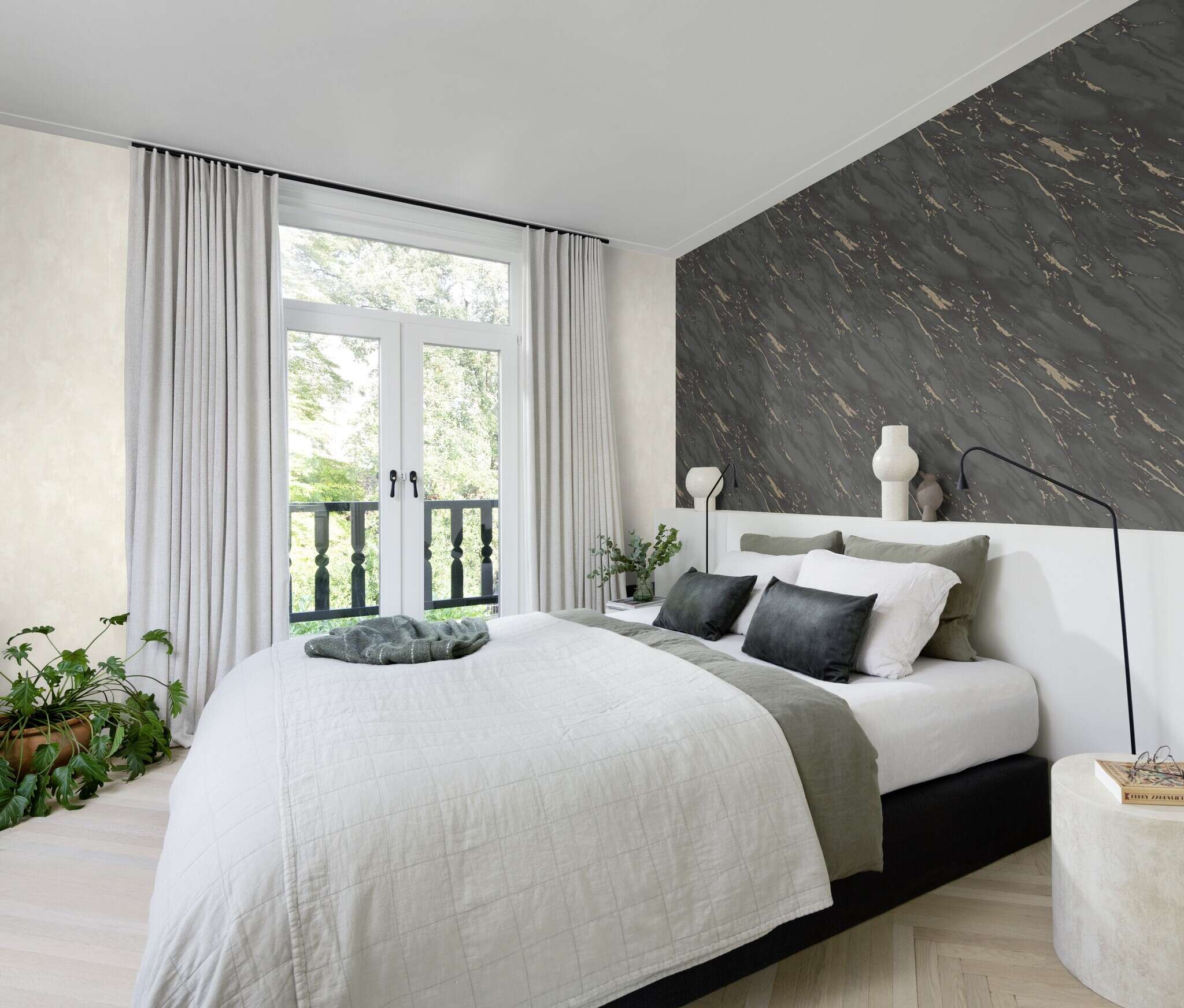 10-200157 Raumsituationen 5 Room with Luxurious wallpaper in anthracite and black with striking golden marble elements