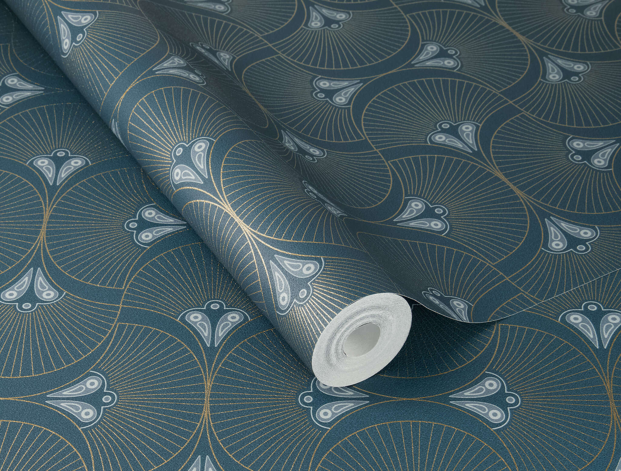 10-792317 Detailaufnahmen 1 Detailed image of Art Deco-style wallpaper with stylised peacock fan