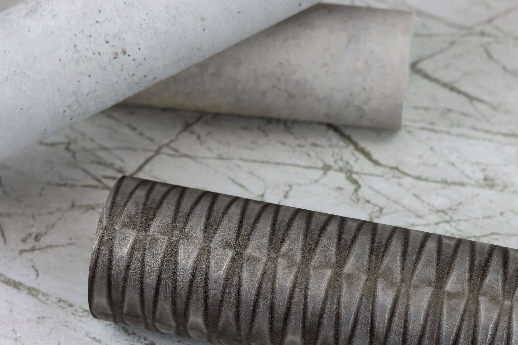 10-939538 Detailaufnahmen 7 Detailed image of Wallpaper with rustic concrete look