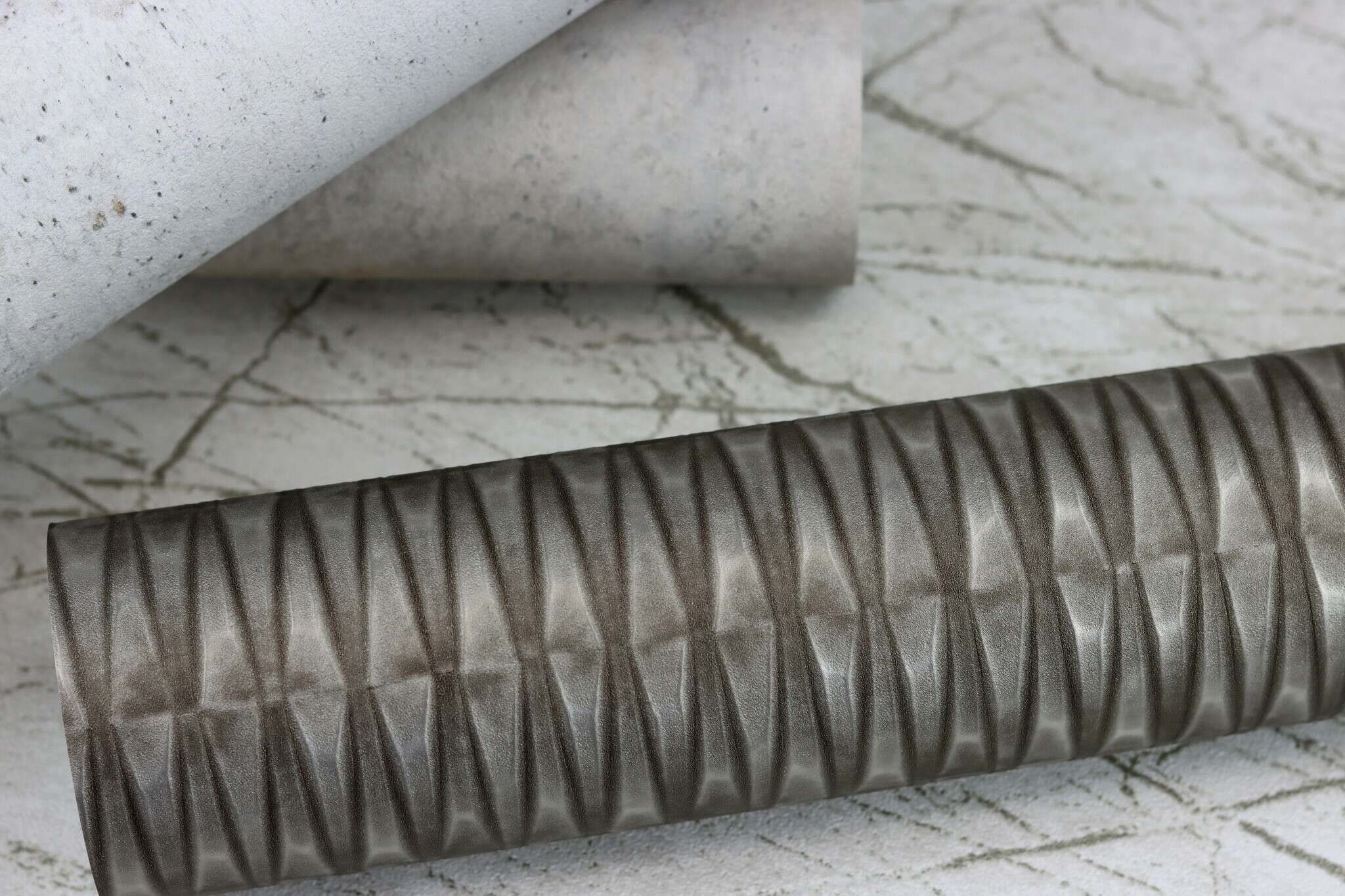 10-939538 Detailaufnahmen 2 Detailed image of Wallpaper with rustic concrete look