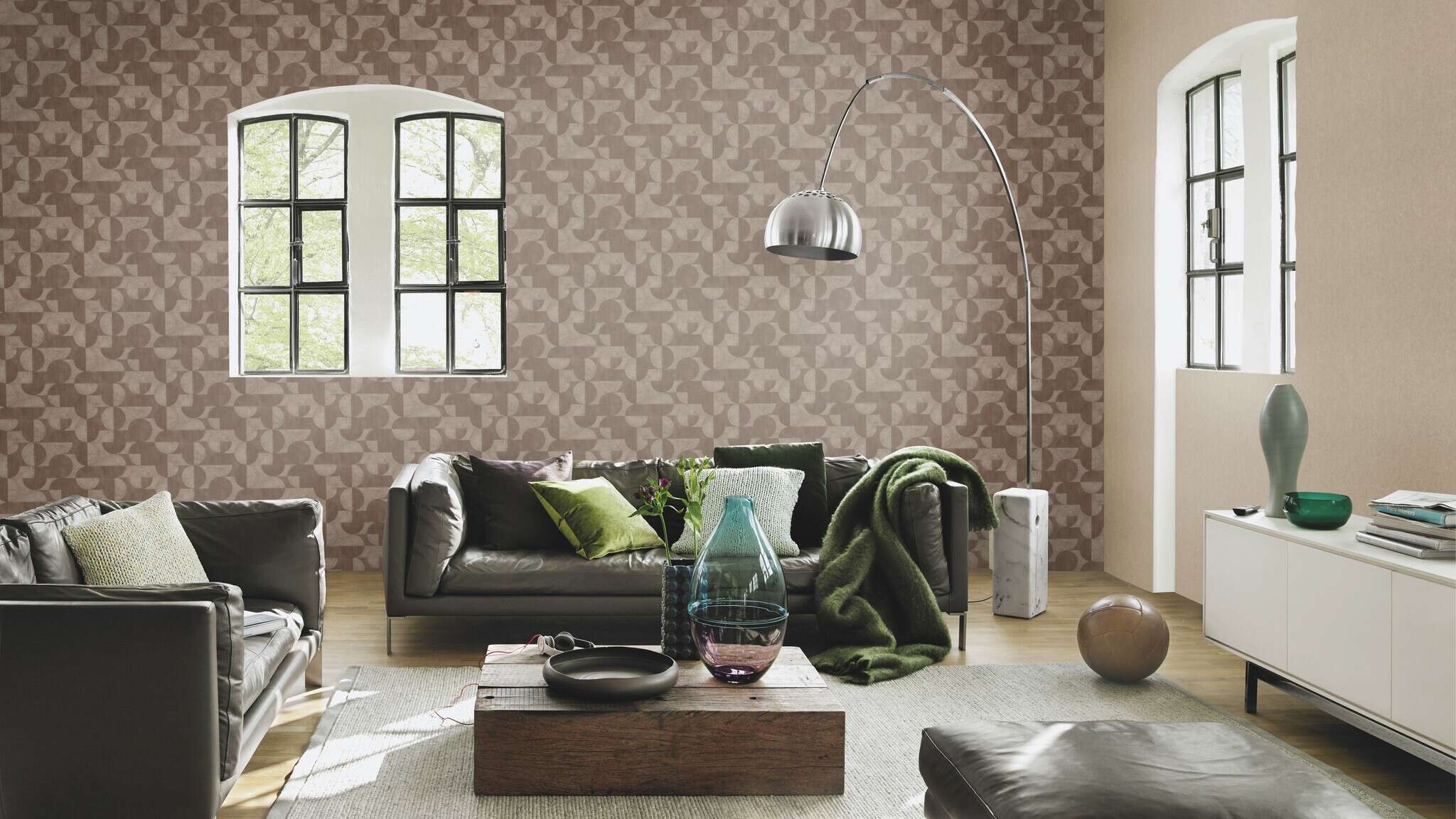 10-521368 Raumsituationen 1 Une chambre avec Papier peint à motifs géométriques