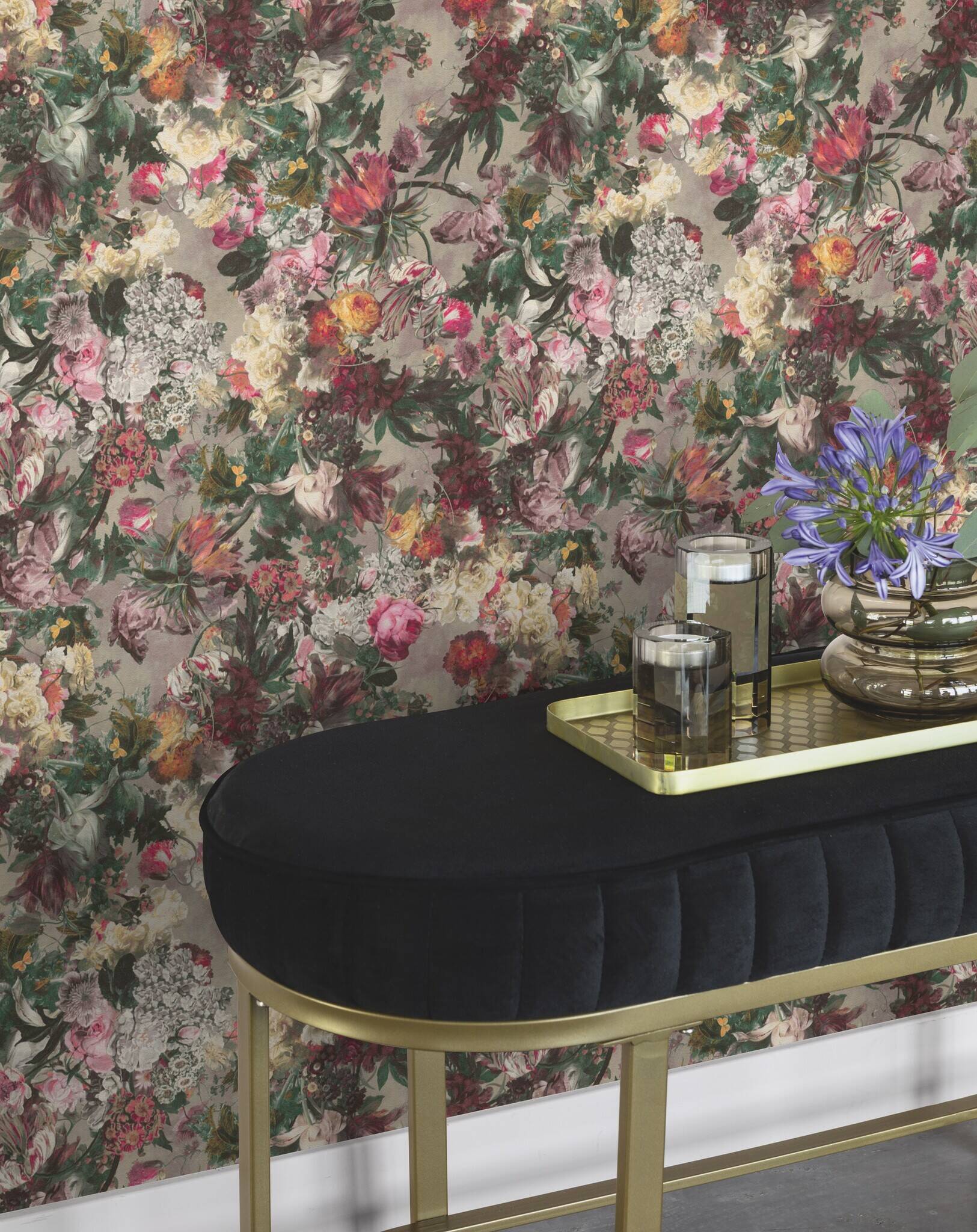 10-605631 Raumsituationen 1 Room with Wallpaper with lush floral pattern in vintage style