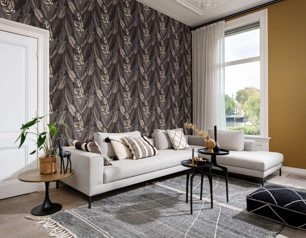 10-751833 Raumbilder 1 Room with A wide variety of oversized leaves in shades of black with highlights in shiny gold