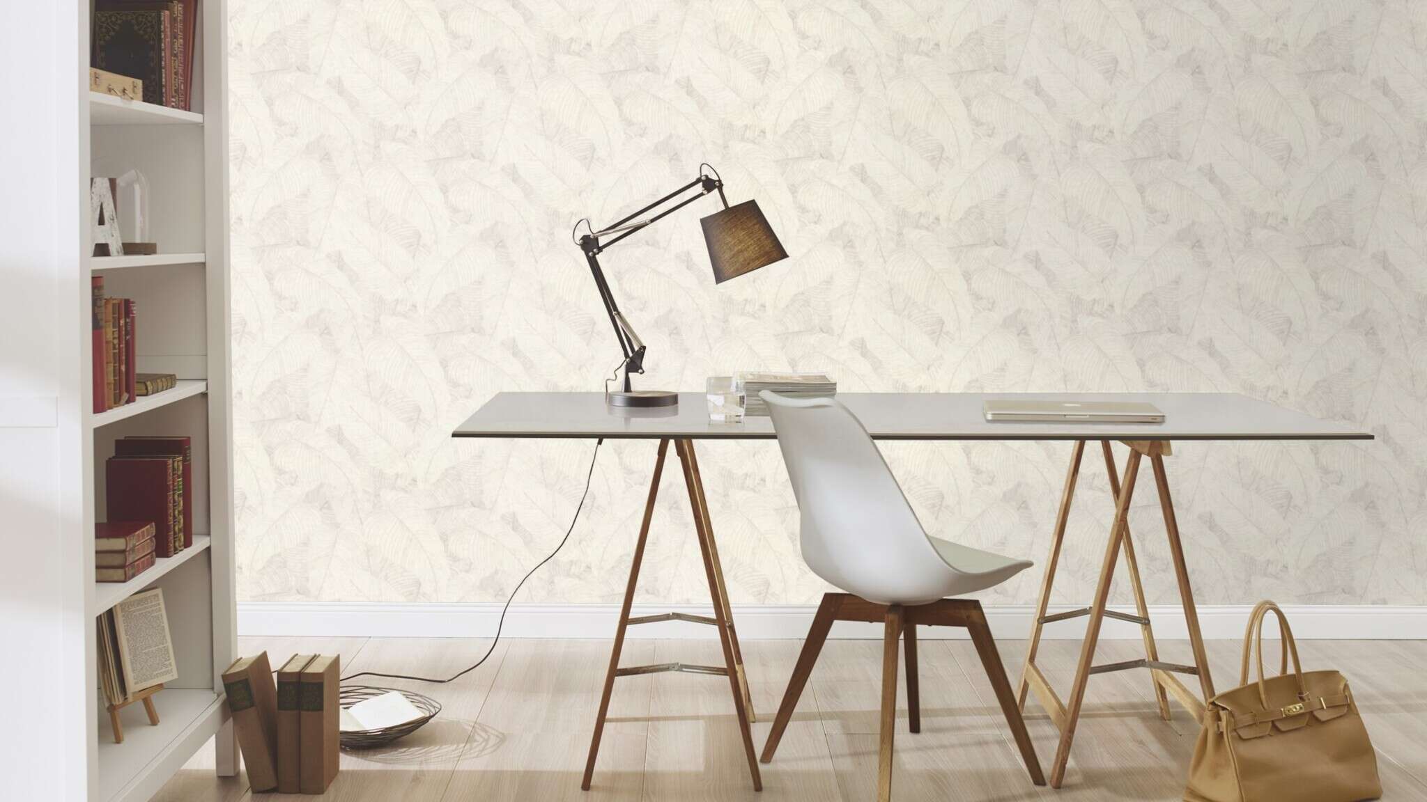 10-720525 Raumsituationen 2 Room with Large, overlapping, cream-white leaves in a drawn look with a pearlescent shimmer