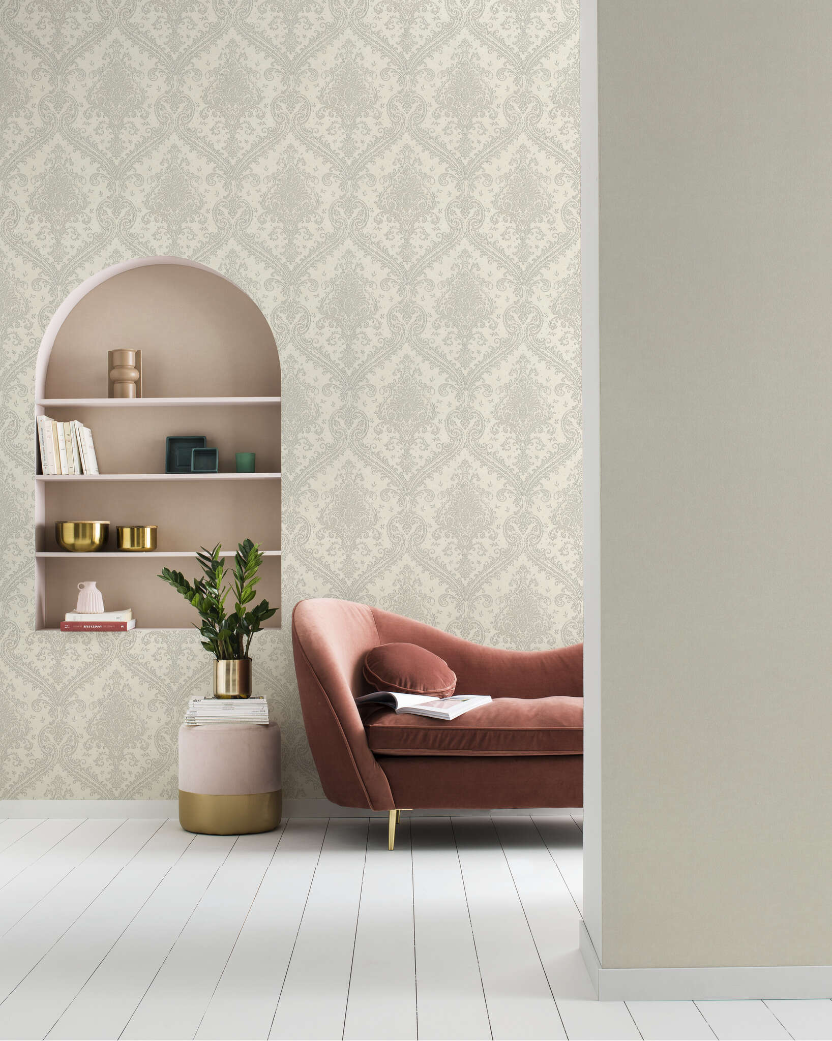 10-420517 Raumsituationen 3 Une chambre avec Papier peint non tissé élégant avec un motif ornemental baroque beige sur fond clair.