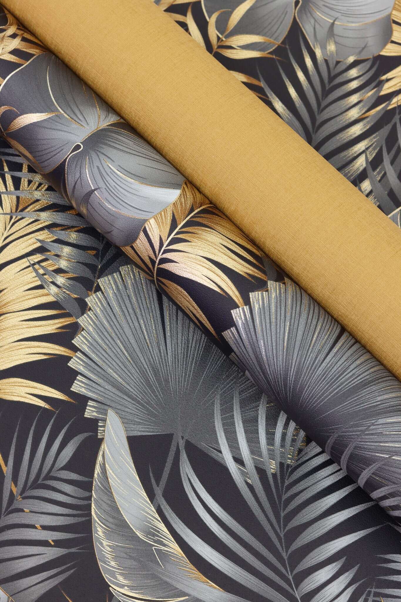 10-462043 Detailaufnahmen 9 Detailed image of Lush leaf motif with palm and monstera leaves in copper, bronze and grey on a black background