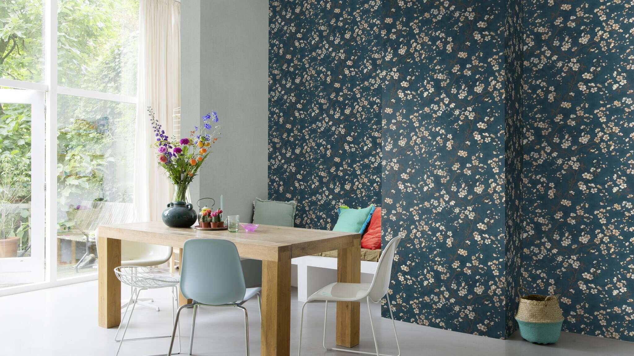 10-456738 Raumsituationen 3 Room with Elegant non-woven wallpaper with finely drawn flower branches in light natural tones on a deep petrol blue background