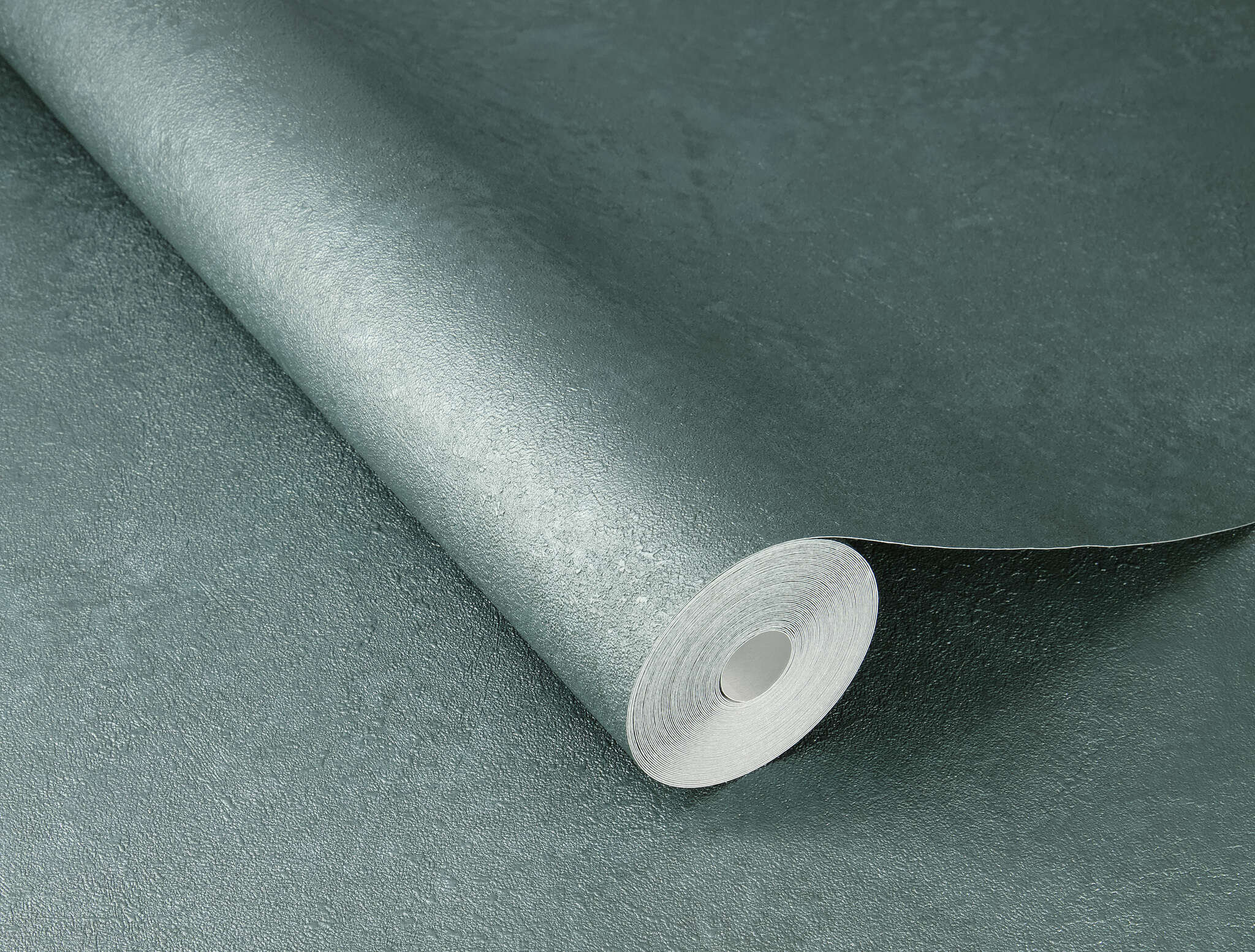 10-315172 Detailaufnahmen 1 Detailed image of Petrol-coloured non-woven wallpaper with a weathered metal look – strong, modern and individual.