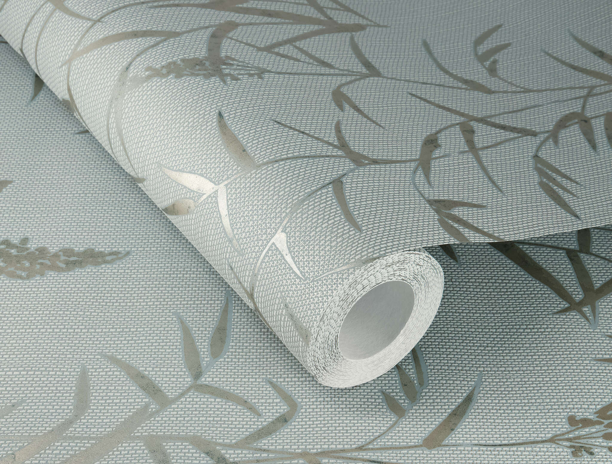 10-312942 Detailaufnahmen 1 Image détaillée de Papier peint bleu-vert poussiéreux avec des herbes de couleur kaki pour une touche botanique douce.