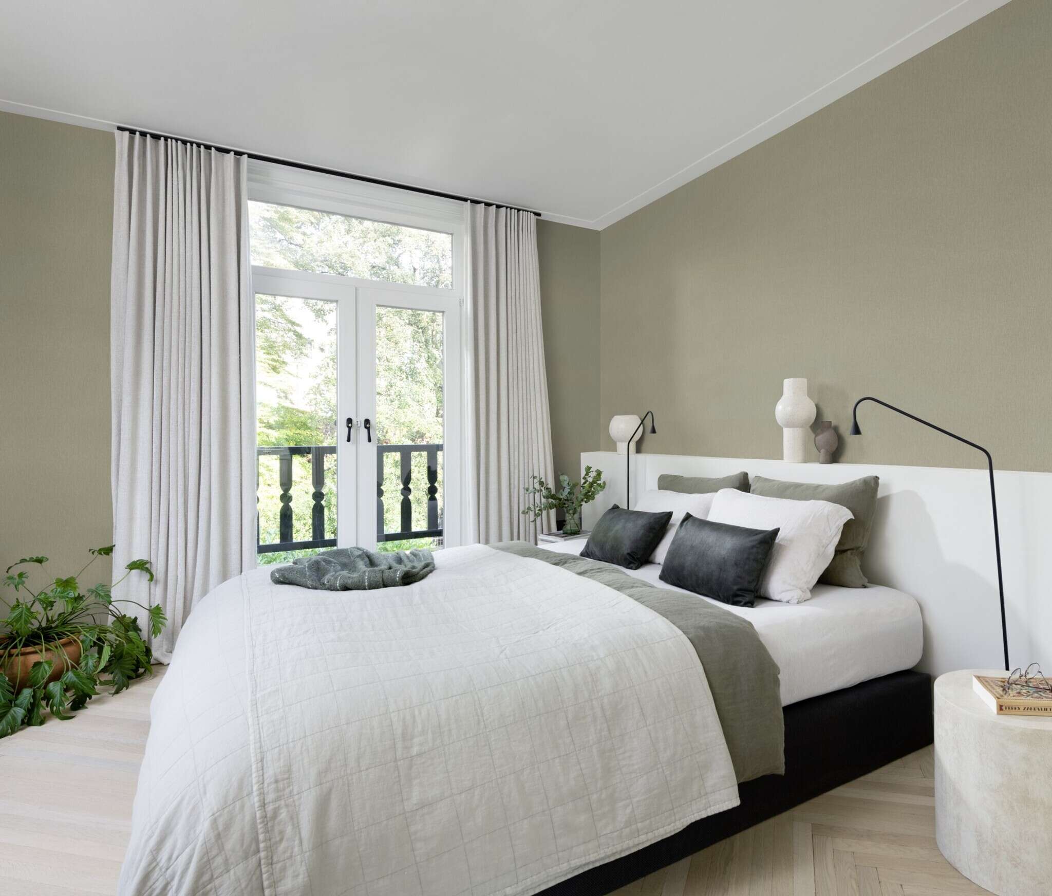 10-979398 Raumsituationen 2 Plain non-woven wallpaper in olive-olive green Wall Textures XL Vol. 3 979398