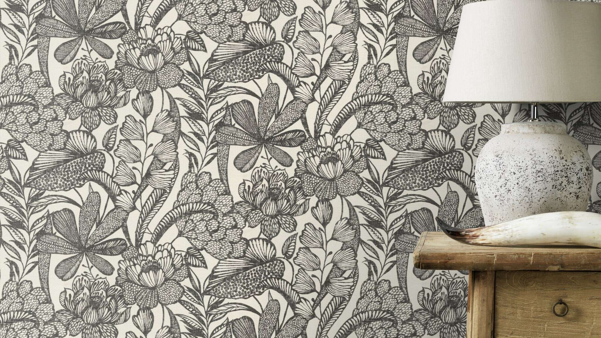 10-555325 Raumsituationen 3 Room with Botanical wallpaper with large plants and leaves