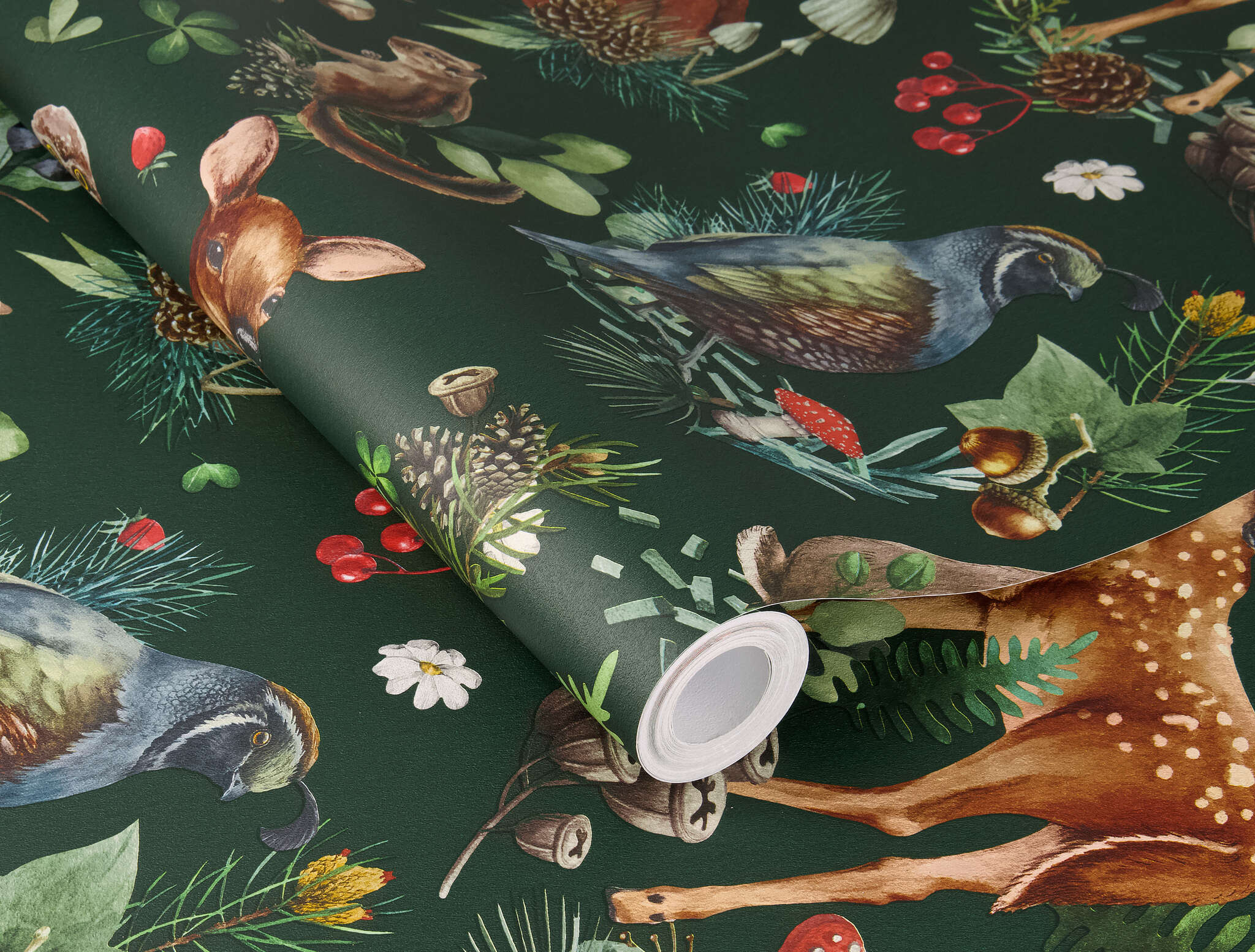 10-300338 Detailaufnahmen 1 Detailed image of Dark wallpaper with detailed forest creatures in bold colours – ideal for accent walls in children's rooms