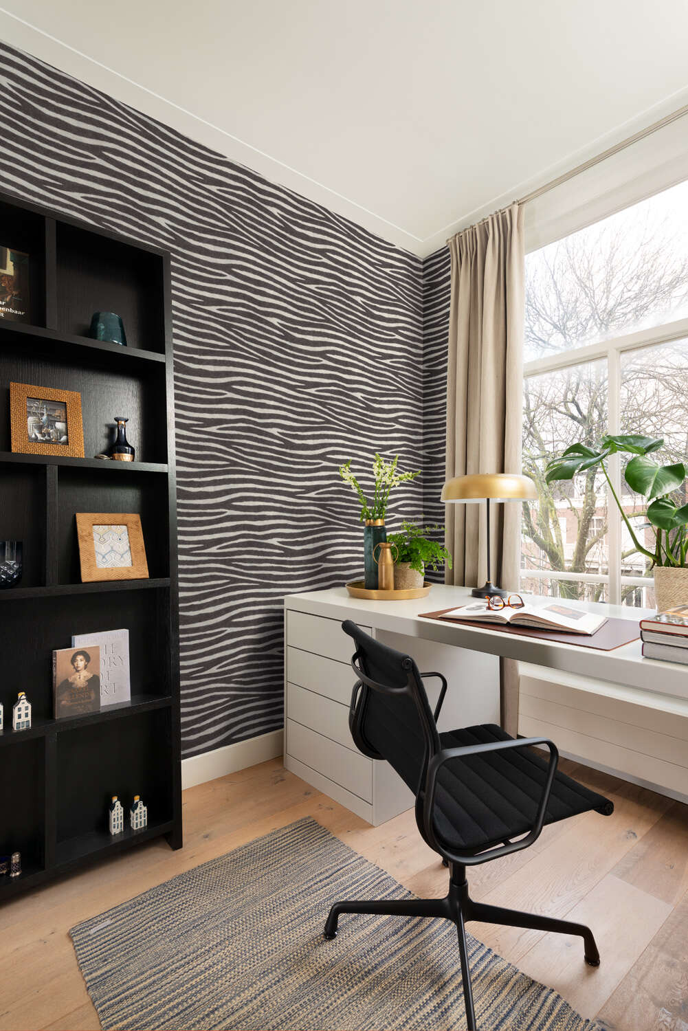 10-751727 Raumbilder 1 Room with Wallpaper with fur texture and zebra skin look