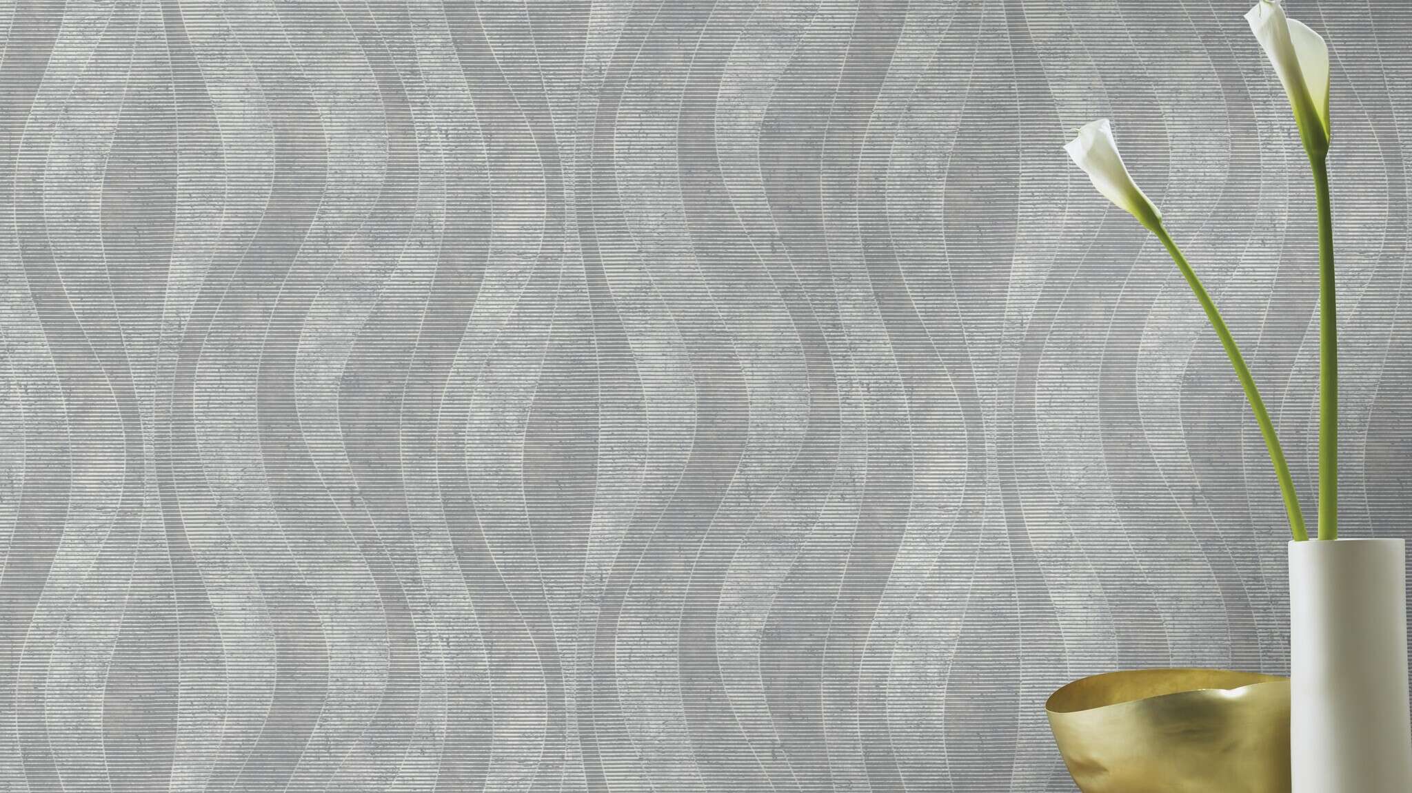10-315820 Raumsituationen 2 Room with Silver-grey wallpaper with a modern wave structure and metallic-effect surface – elegant and lively.