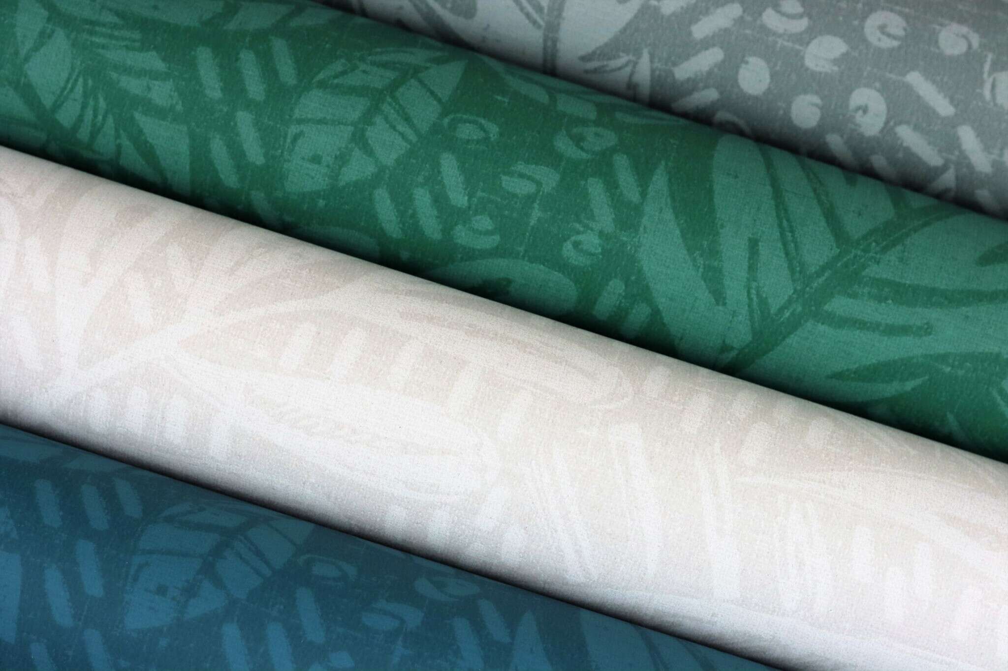 10-553024 Detailaufnahmen 5 Leaves non-woven wallpaper in green-grey 553024
