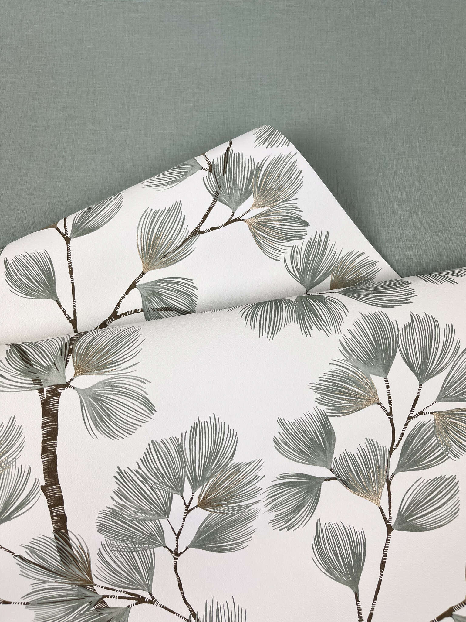 10-866902 Detailaufnahmen 2 Detailed image of Wallpaper with branches and gold accents