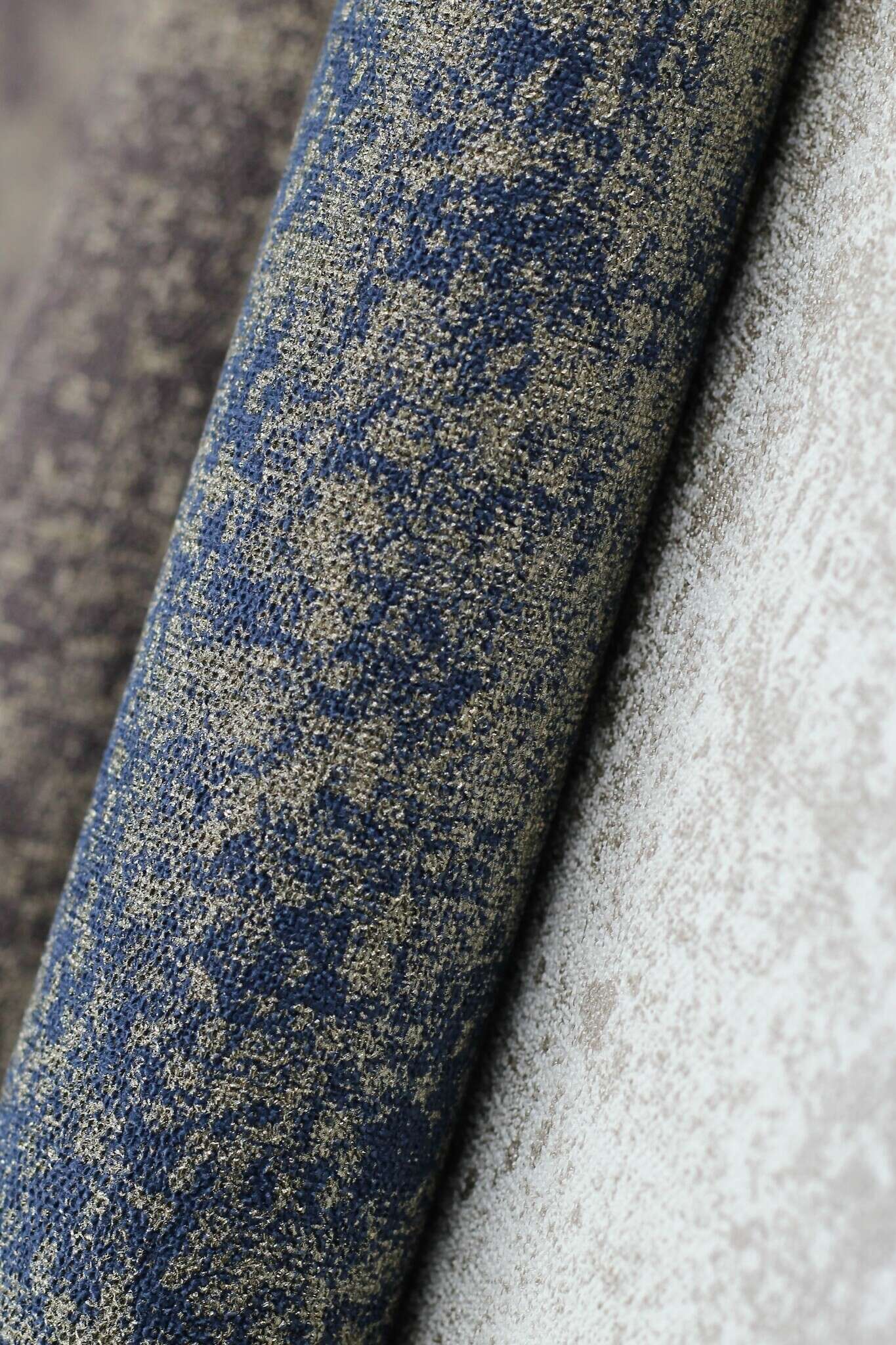 10-410723 Detailaufnahmen 1 Vintage non-woven wallpaper in blue-night blue Selection 410723
