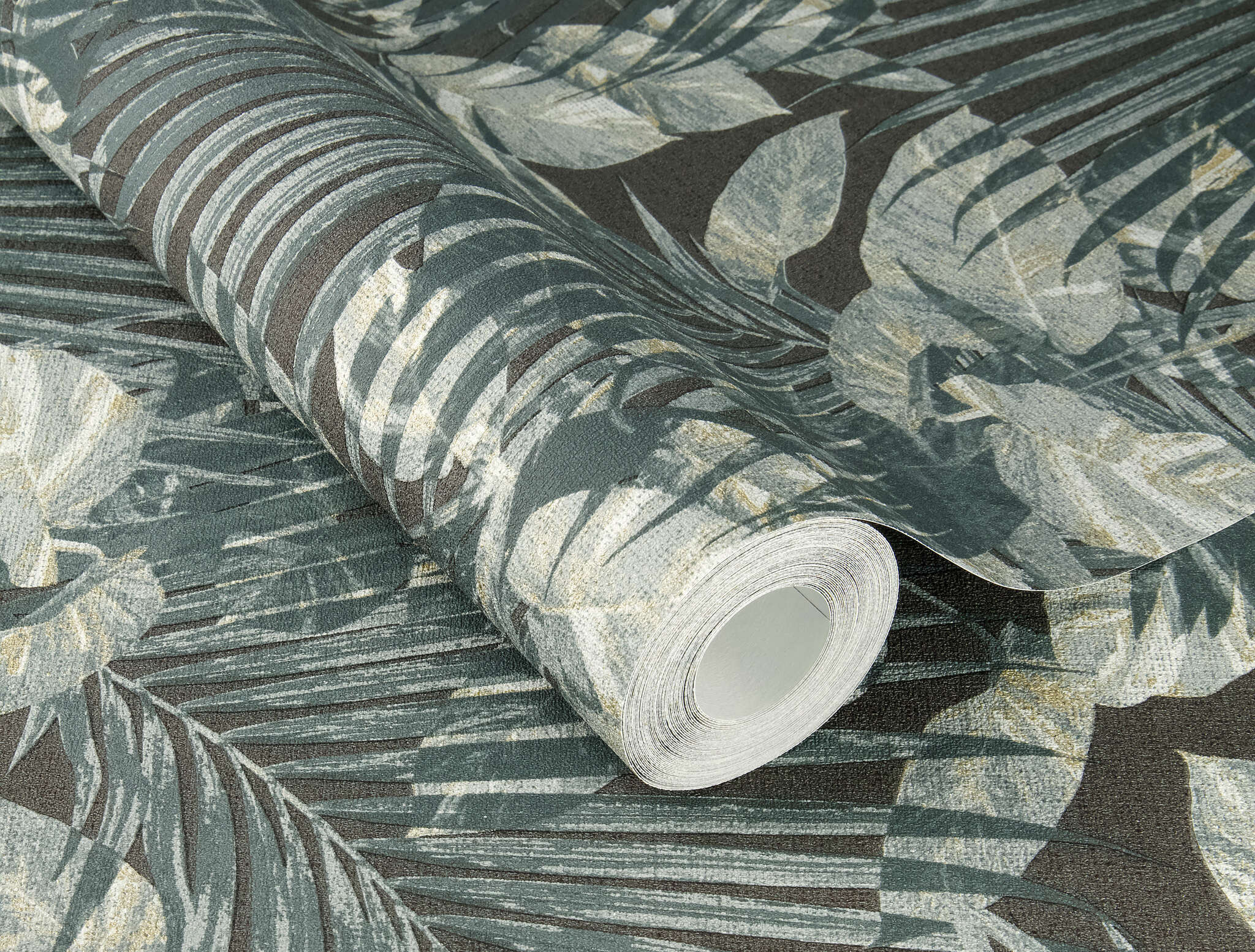 10-600179 Detailaufnahmen 1 Detailed image of Tropical wallpaper with palm leaves and monstera