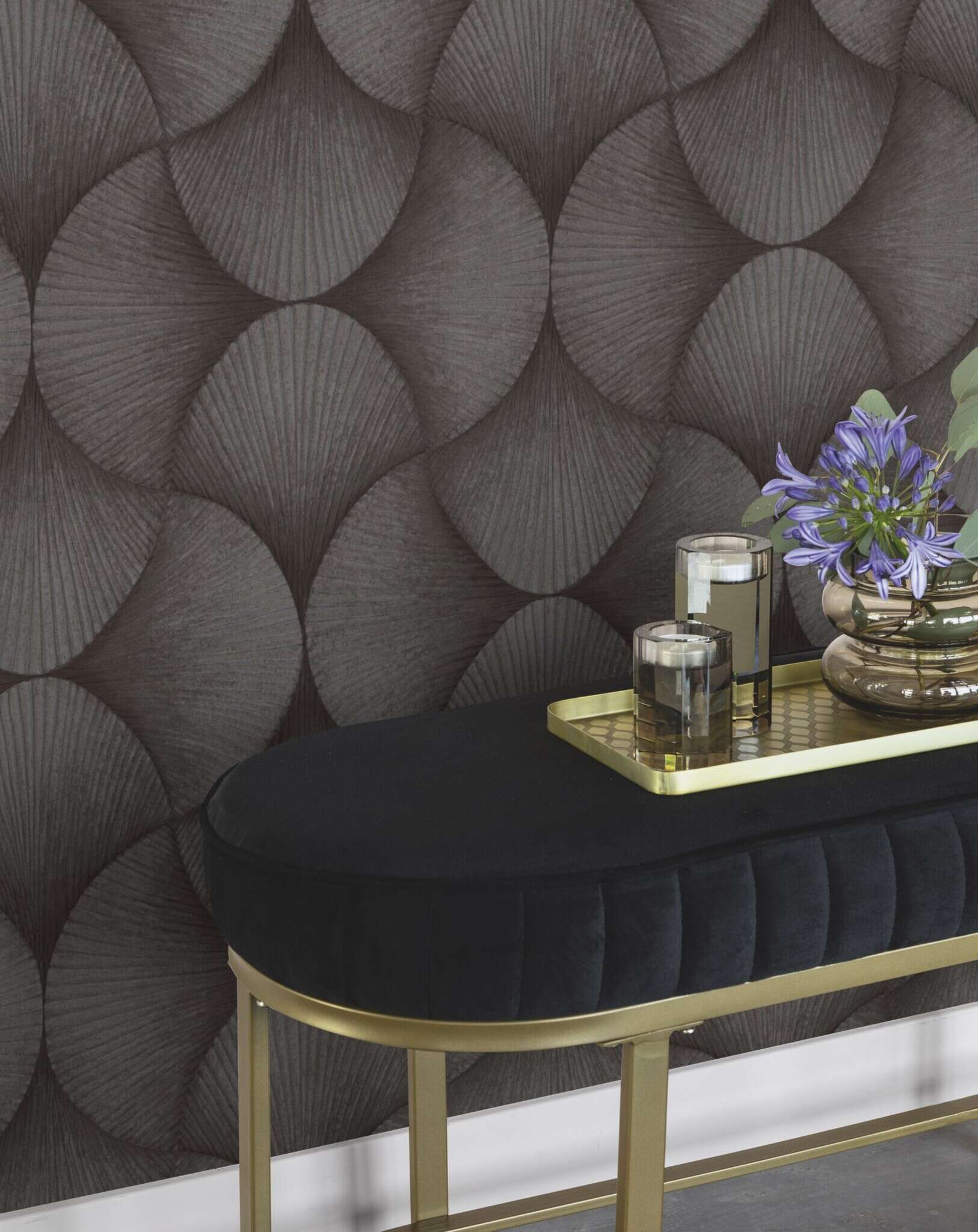 10-608250 Raumsituationen 2 Room with Graphic wallpaper with shells and grooved texture