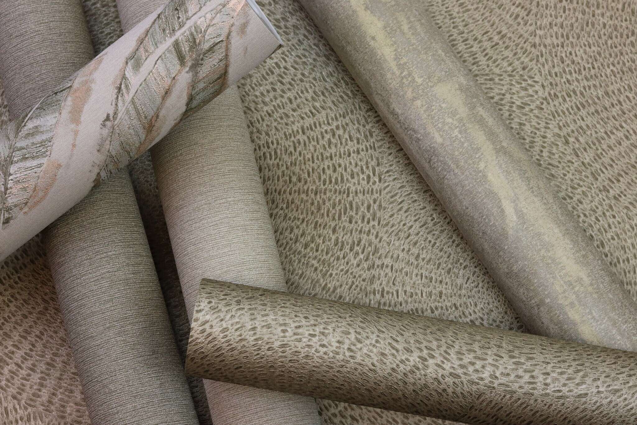 10-979398 Detailaufnahmen 2 Plain non-woven wallpaper in olive-olive green Wall Textures XL Vol. 3 979398