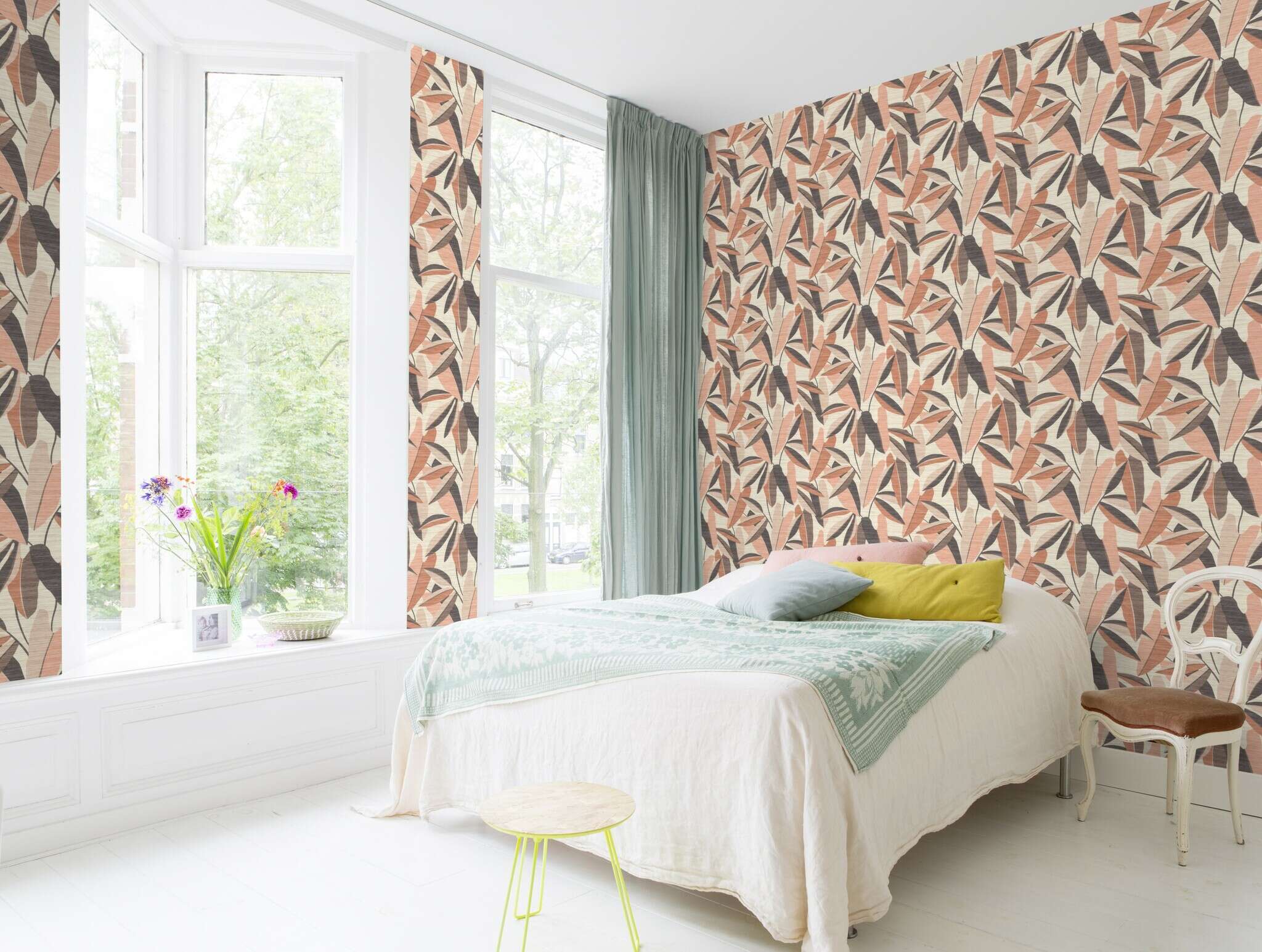 10-866353 Raumsituationen 2 Room with Stylish drawings of oversized leaves in beige, red and brown on a beige-brown background with horizontal wood grain