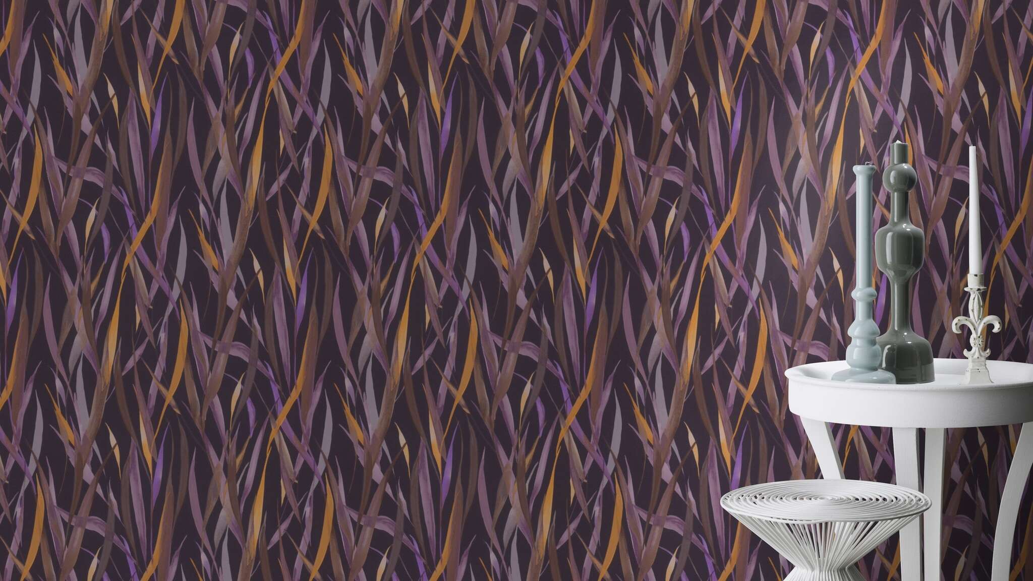 10-330243 Raumsituationen 3 Room with Purple-brown grass patterns on a dark background with golden yellow accents – intense, elegant and expressive.