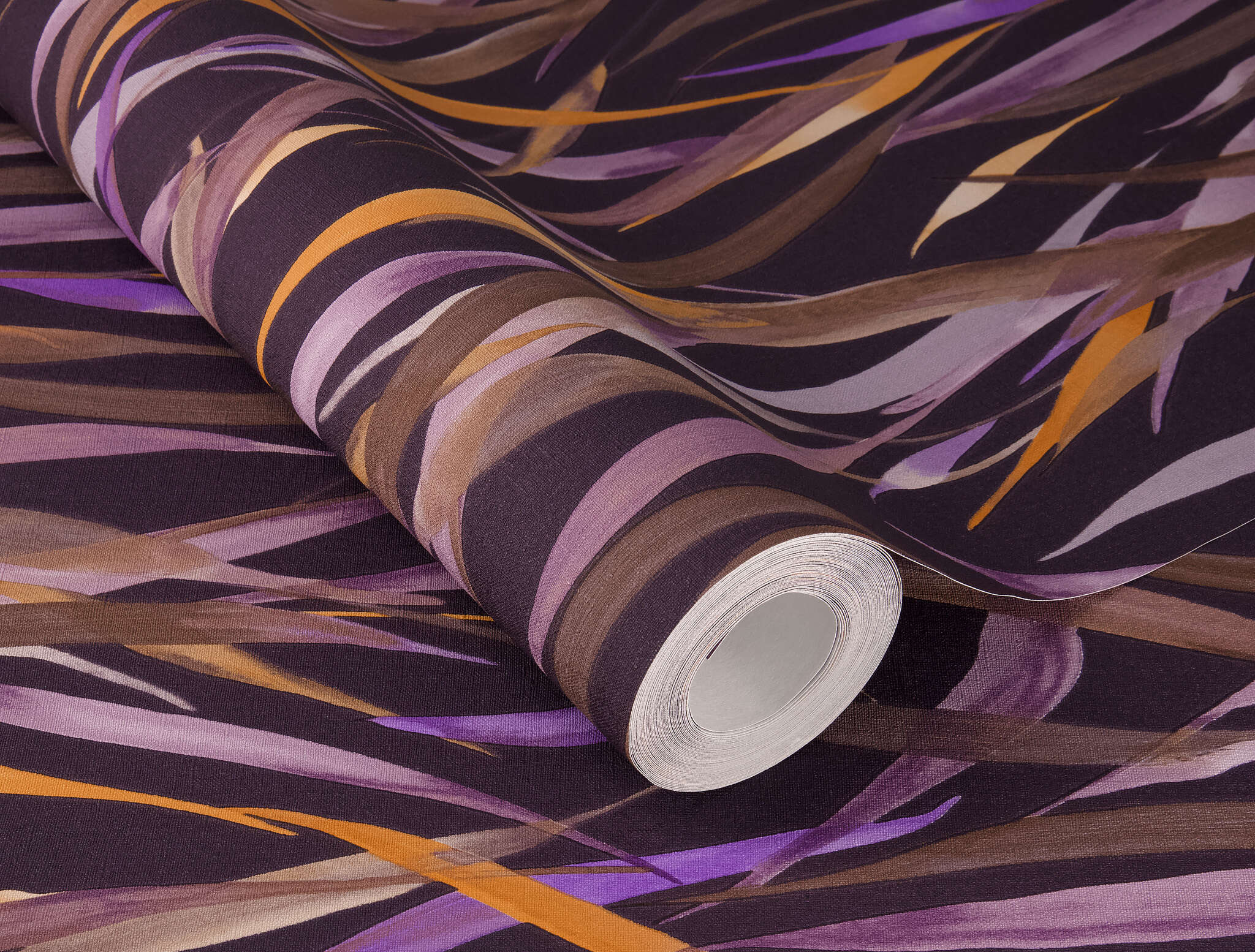 10-330243 Detailaufnahmen 1 Detailed image of Purple-brown grass patterns on a dark background with golden yellow accents – intense, elegant and expressive.