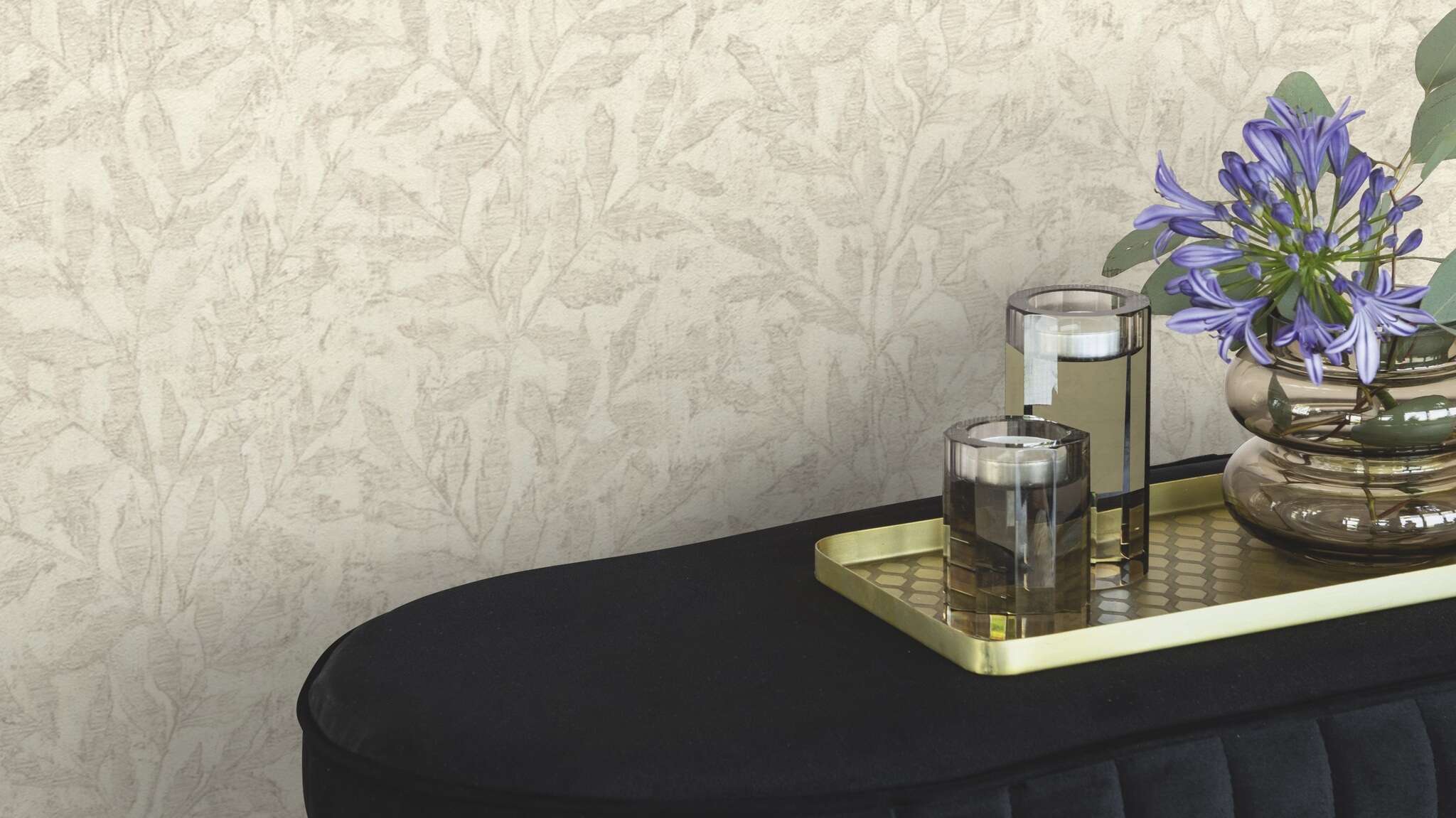 10-315004 Raumsituationen 2 Room with Light non-woven wallpaper with a gently raised leaf structure in cream, ideal for a calm, natural room effect.