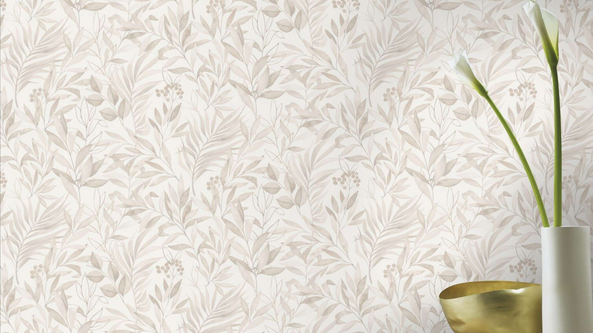 10-286069 Raumsituationen 1 Une chambre avec Papier peint discret avec de délicates feuilles aux couleurs naturelles sur fond clair