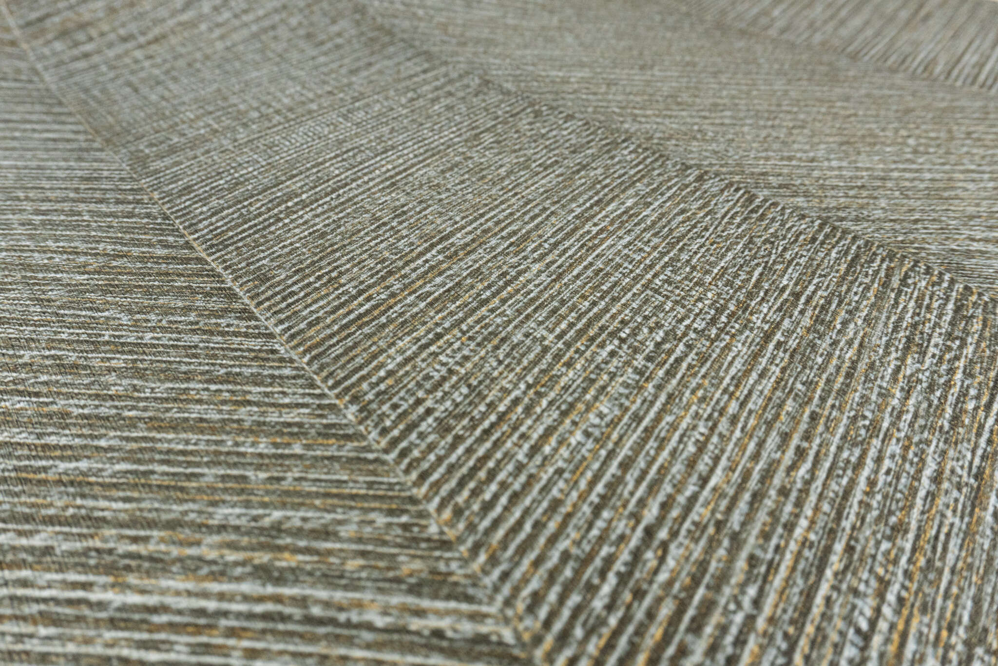 10-720303 Detailaufnahmen 4 Detailed image of Wallpaper with chevron pattern and grooved texture