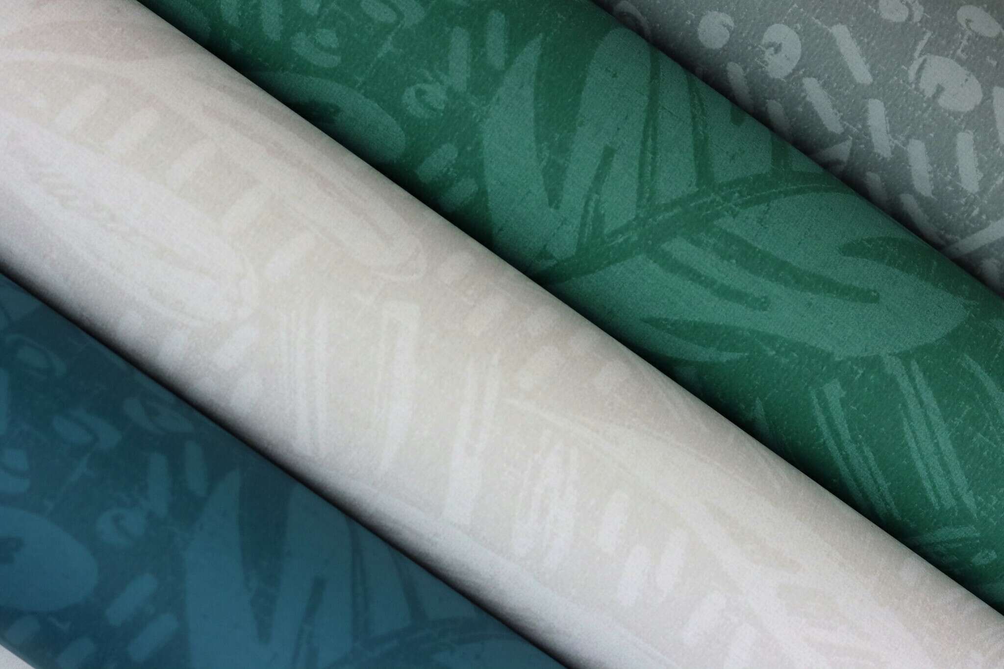 10-553024 Detailaufnahmen 4 Leaves non-woven wallpaper in green-grey 553024