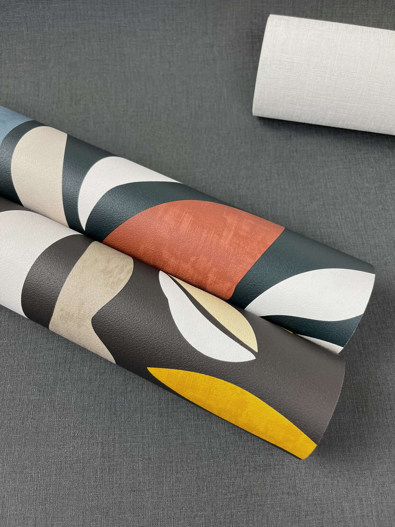 10-869316 Detailaufnahmen 3 Detailed image of Abstract leaves in curved shapes in grey, yellow, ochre and beige