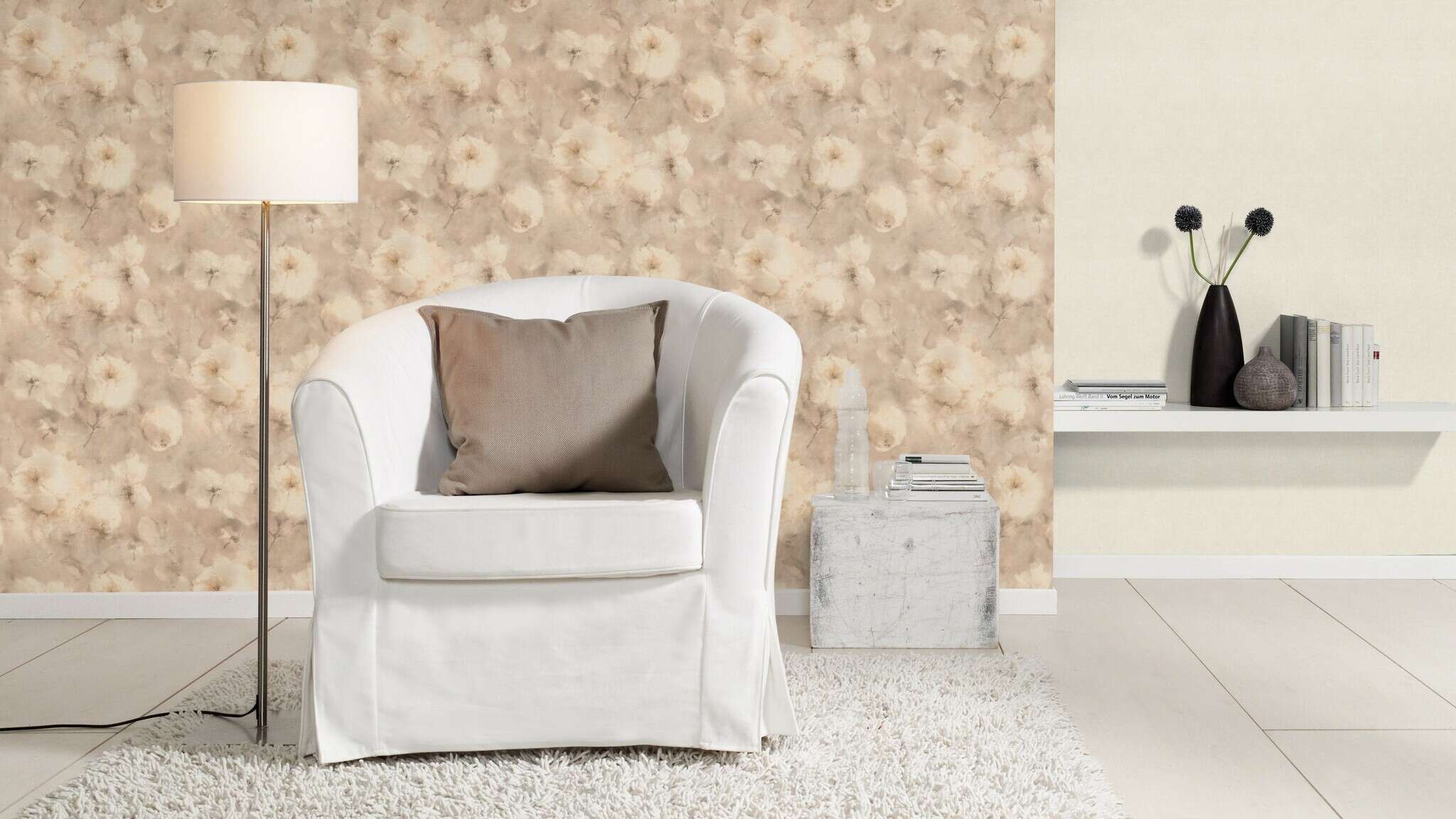 10-467116 Raumsituationen 6 Room with Light non-woven wallpaper with a creamy background and slightly cloudy texture – calm, soft and universally applicable.