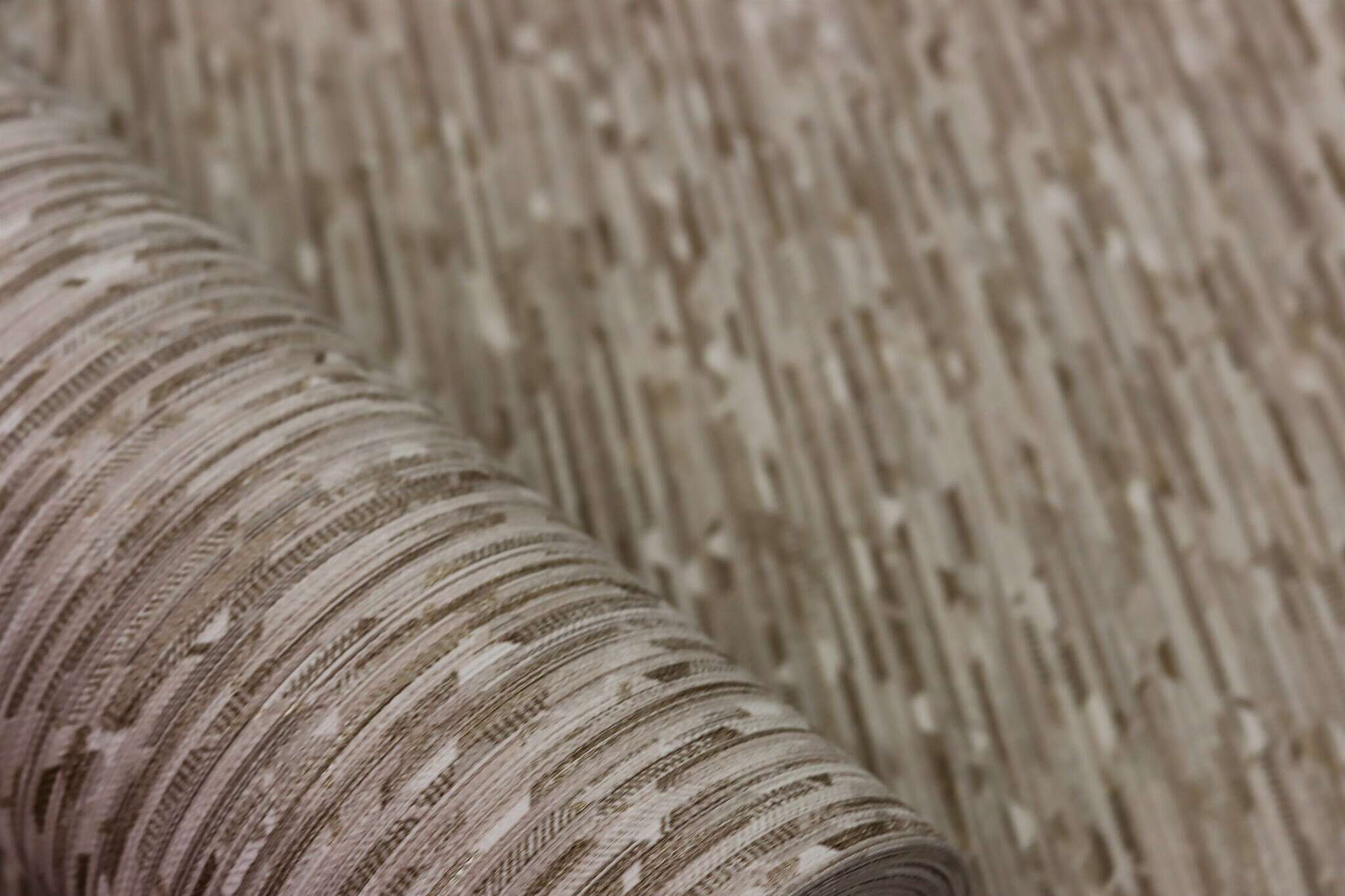 10-844238 Detailaufnahmen 19 Detailed image of Wallpaper with graphic triangles and fine vertical texture