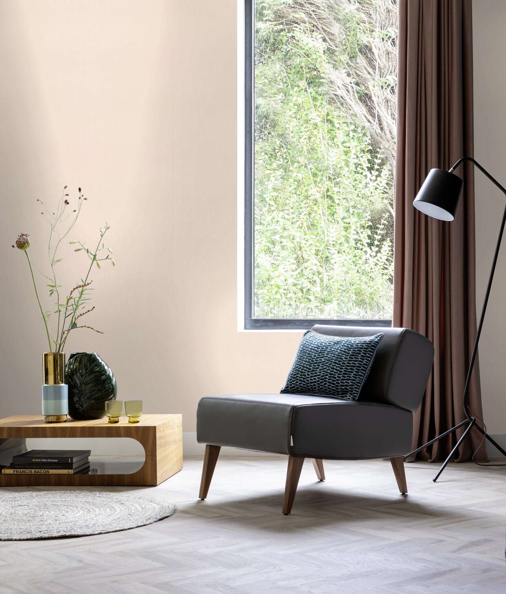 10-690781 Raumsituationen 3 Room with Single-colour wallpaper with a textile texture