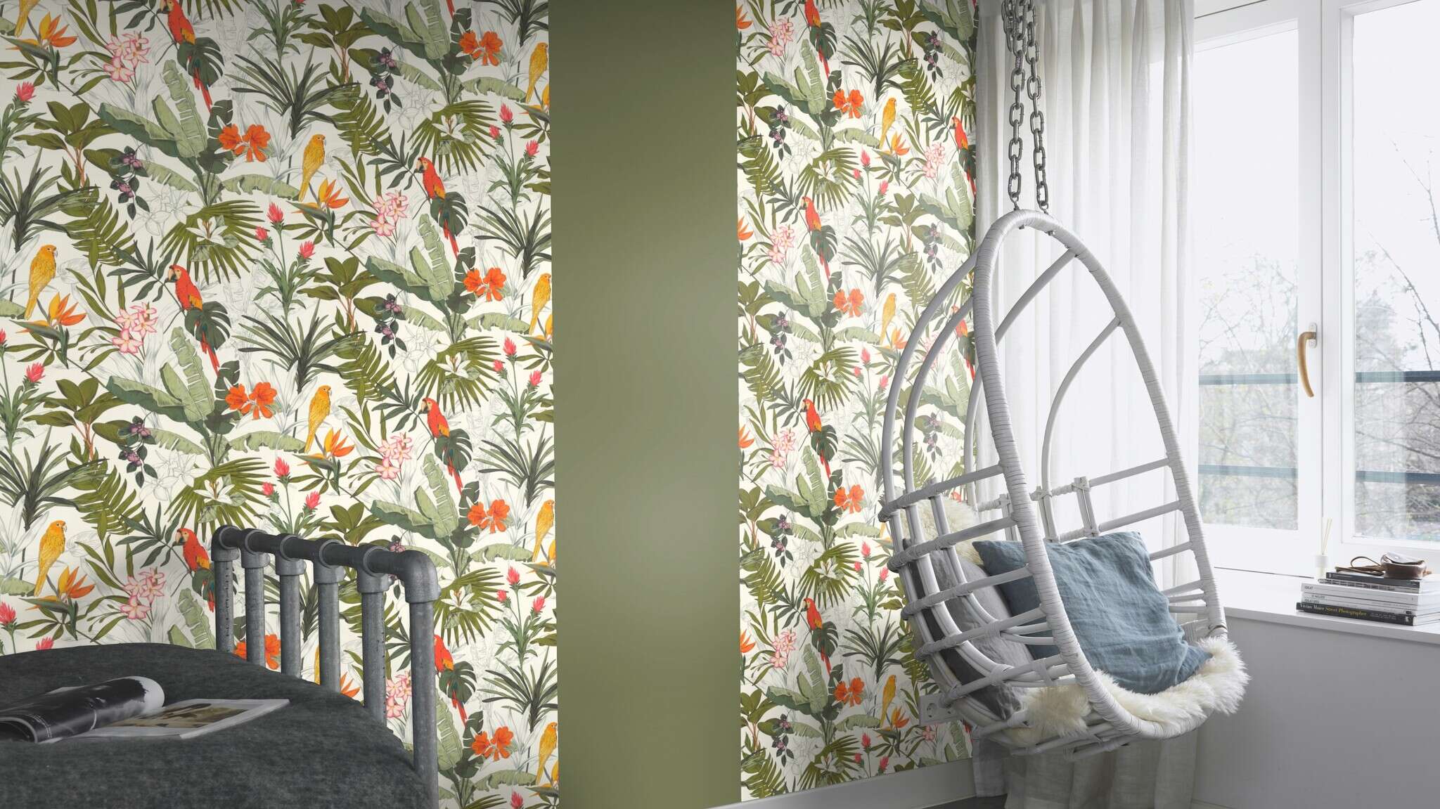 10-689907 Raumsituationen 3 Room with Wallpaper with tropical plants and parrots