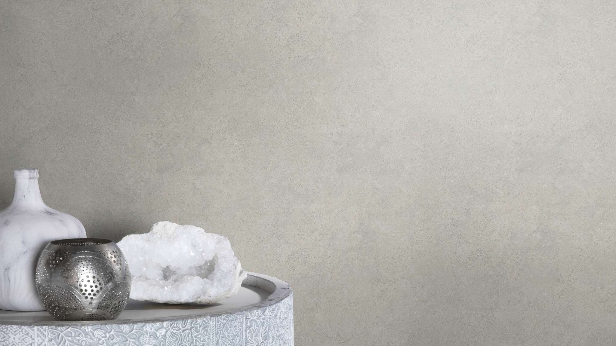 10-315141 Raumsituationen 1 Room with Light grey wallpaper with a matt metallic texture, slightly oxidised – urban, subtle and modern.