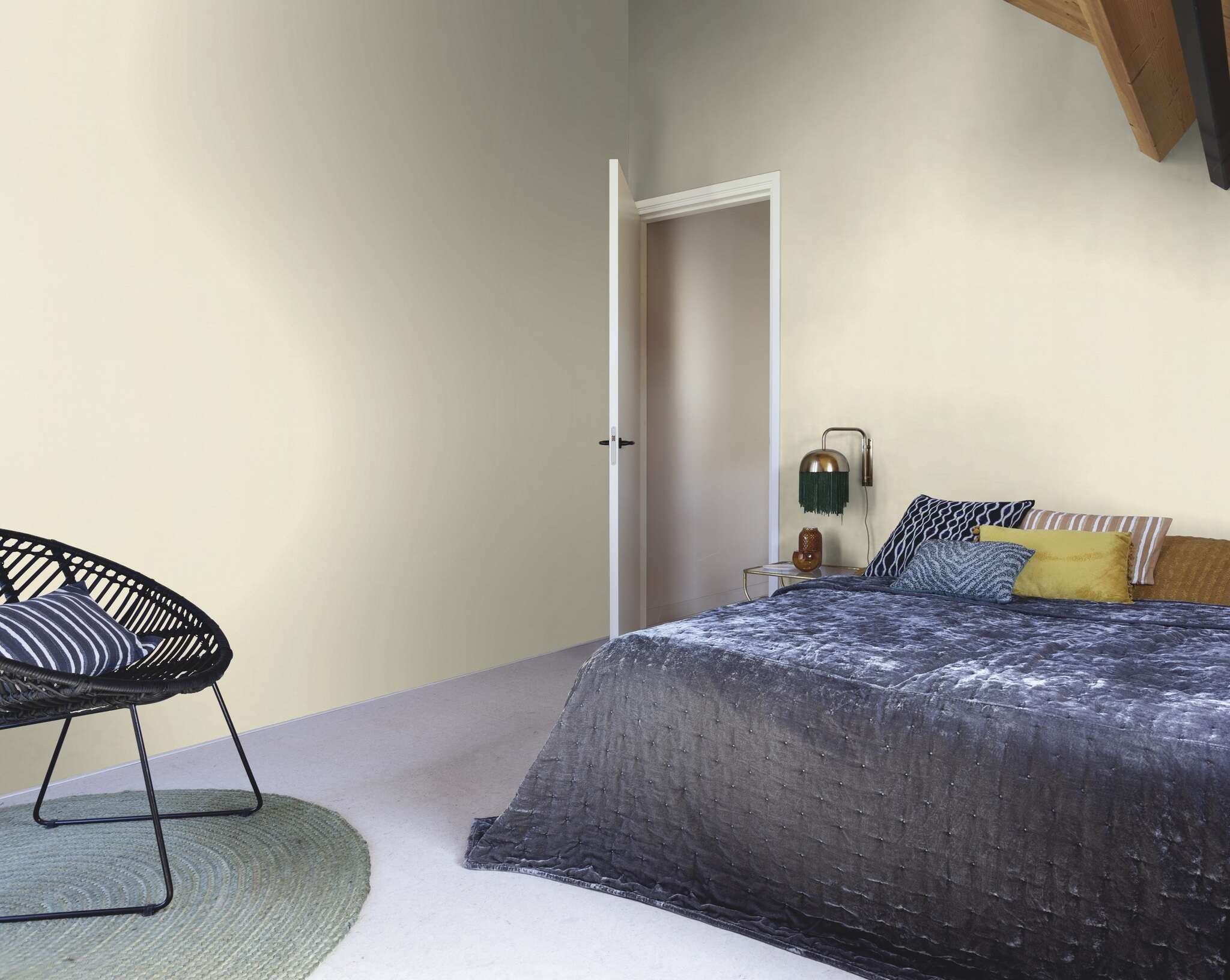 Raum mit Uni-Vliestapete in Beige mit textilähnlicher Oberfläche.