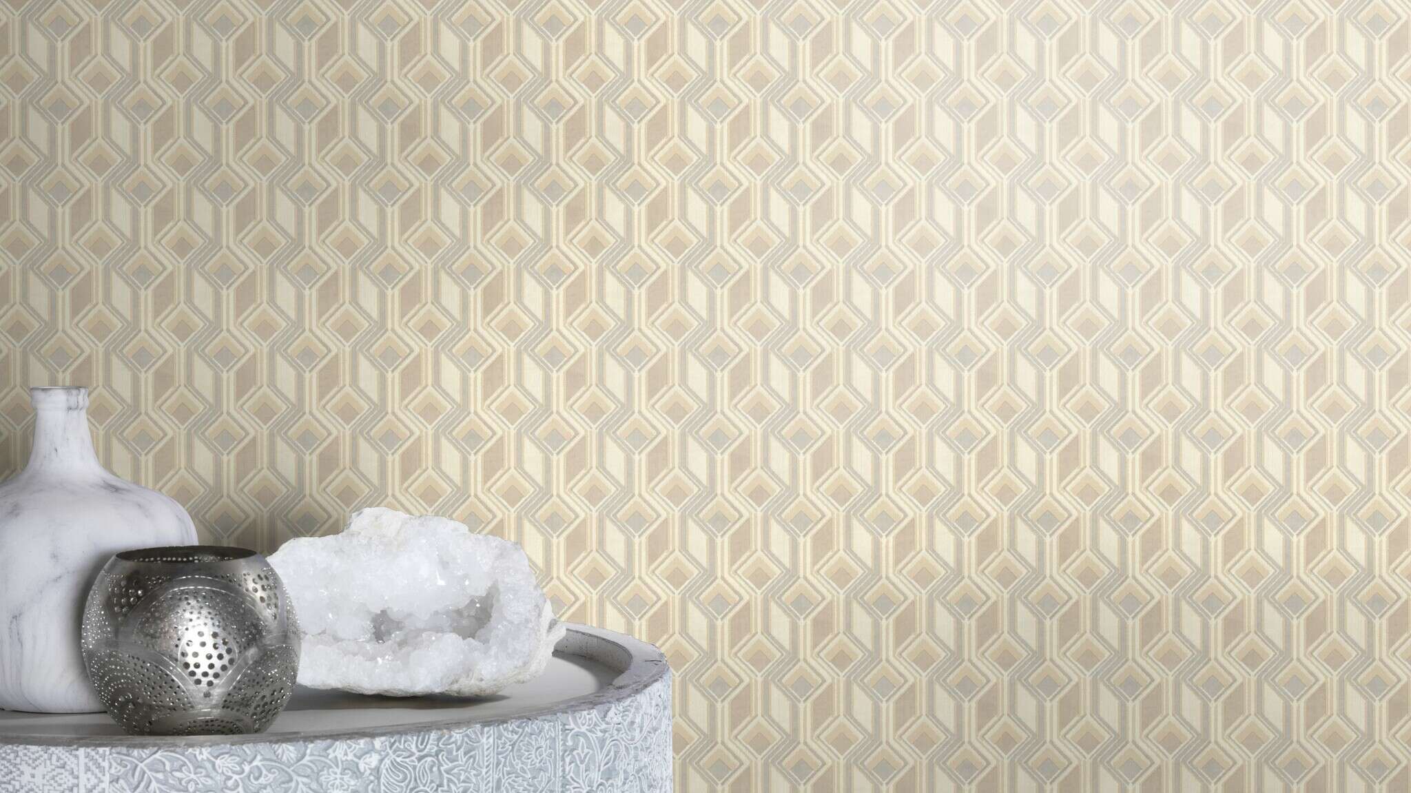 10-746518 Raumbilder 1 Une chambre avec Papier peint graphique avec des carrés, des losanges et des lignes dans un design ethnique