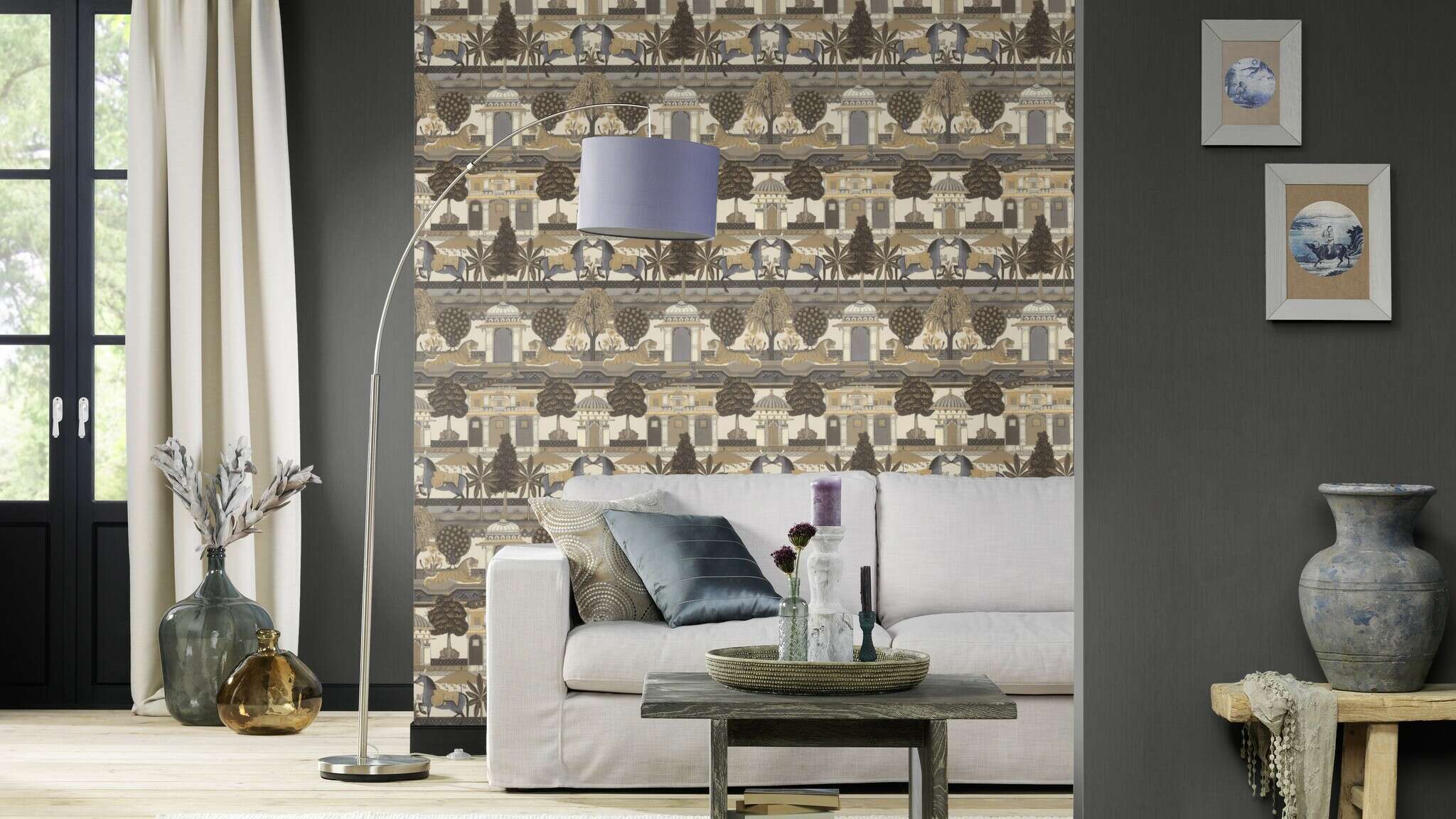 10-746228 Raumbilder 1 Room with Oriental wallpaper with animals in a symmetrical arrangement