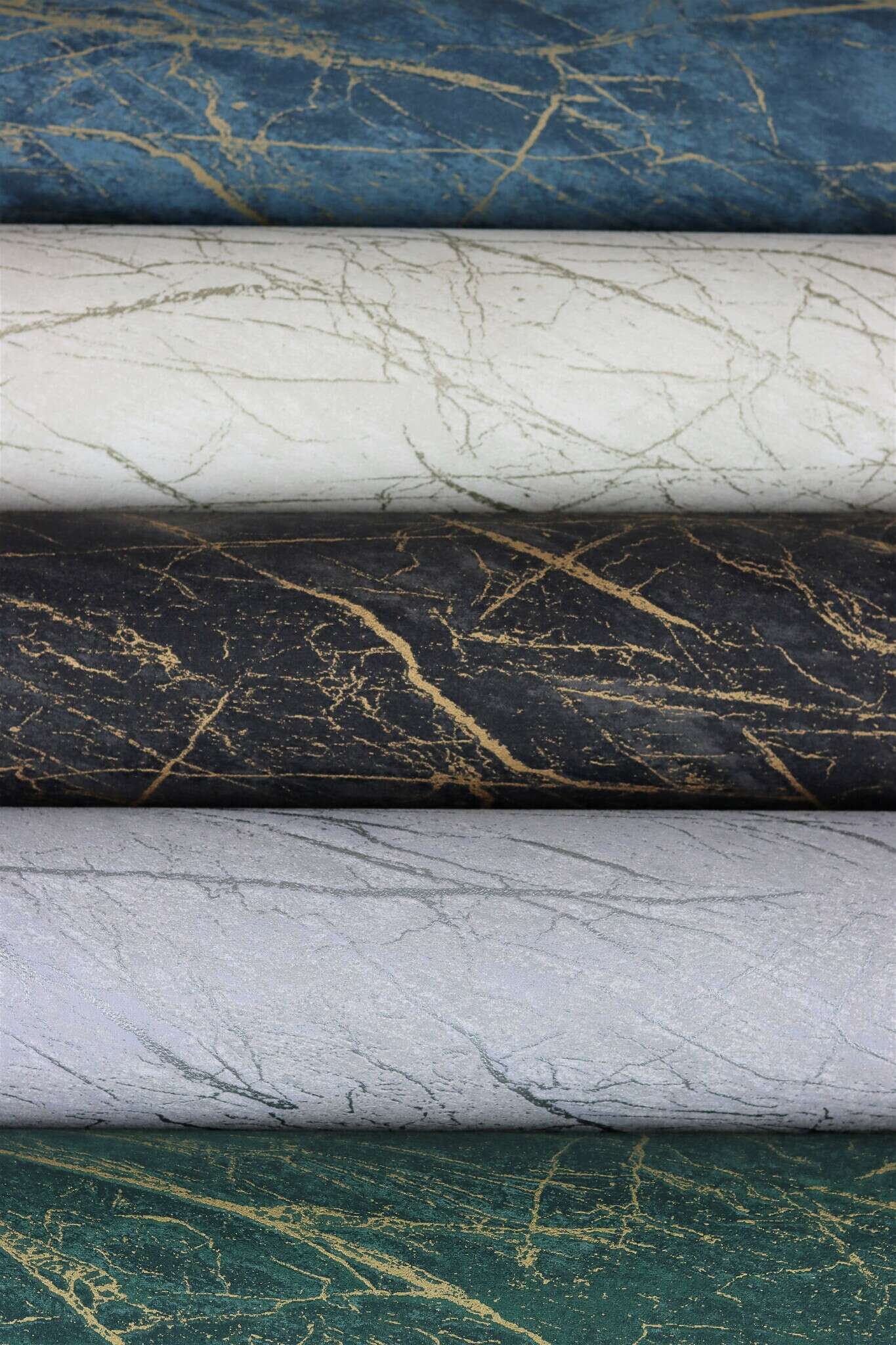 10-428964 Detailaufnahmen 1 Detailbild von Vliestapete in schwarzer Marmoroptik mit unregelmäßiger goldfarbener Aderung.