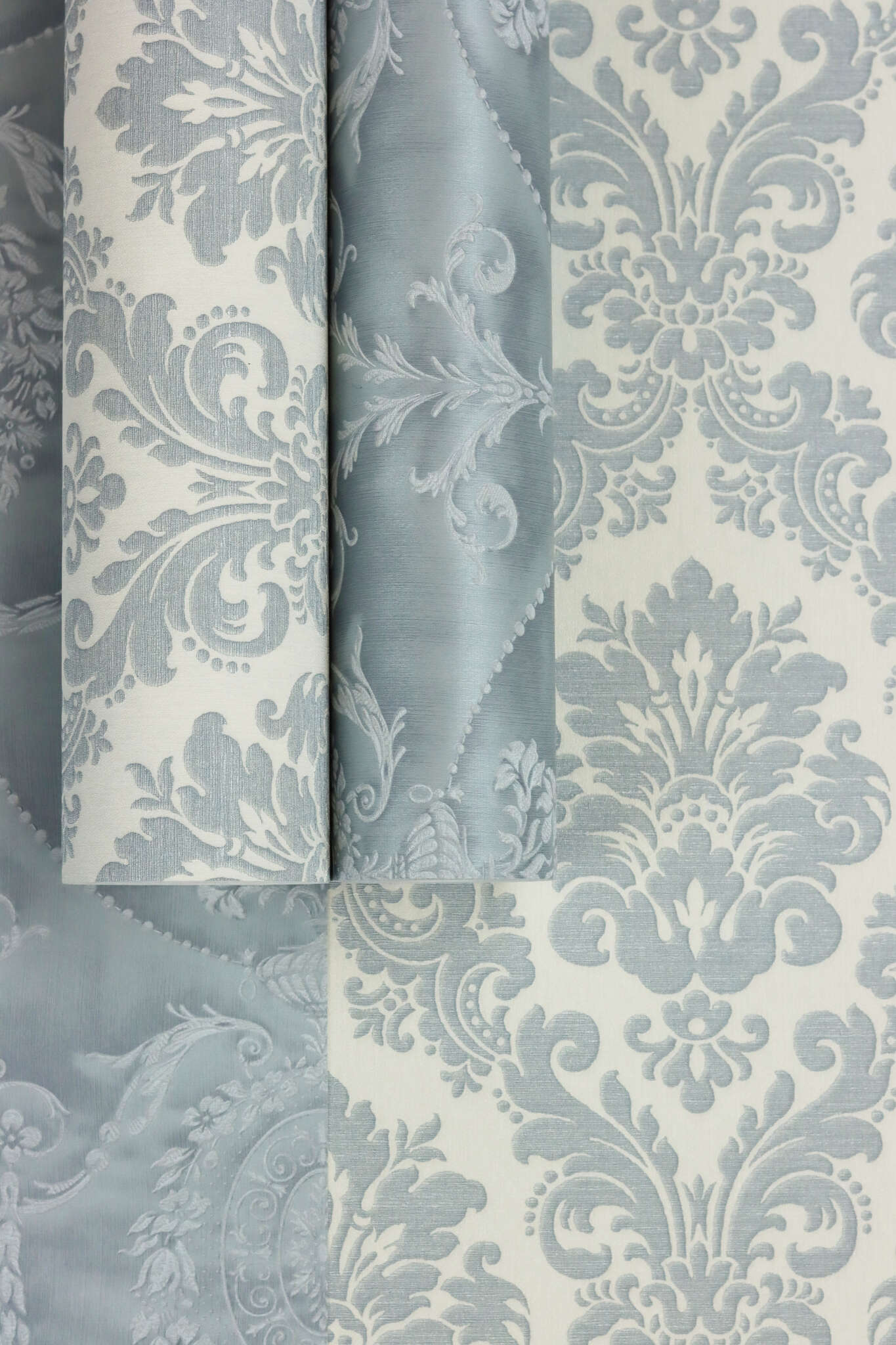10-570533 Detailaufnahmen 3 Detailed image of Silver-blue ornaments in classic baroque style on a cream-white background with a textile look