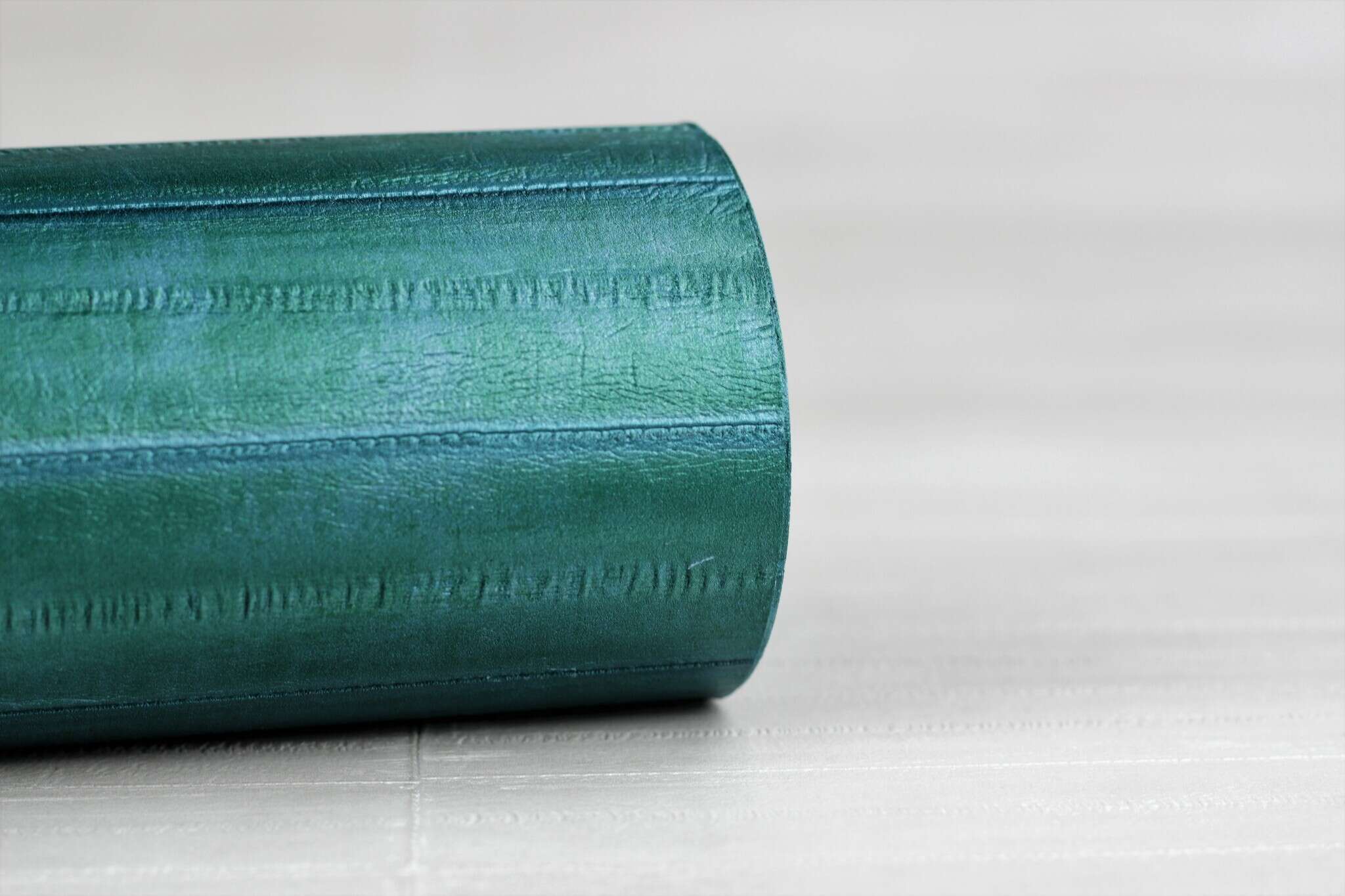 10-418408 Detailaufnahmen 14 Leather-look non-woven wallpaper in green-petrol green Selection 418408