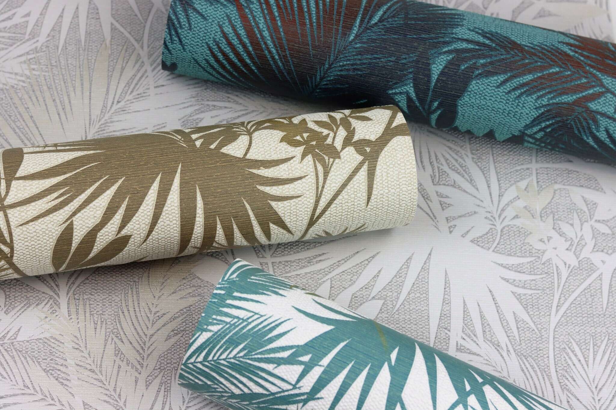 10-704143 Detailaufnahmen 2 Palm leaves non-woven wallpaper in turquoise 704143
