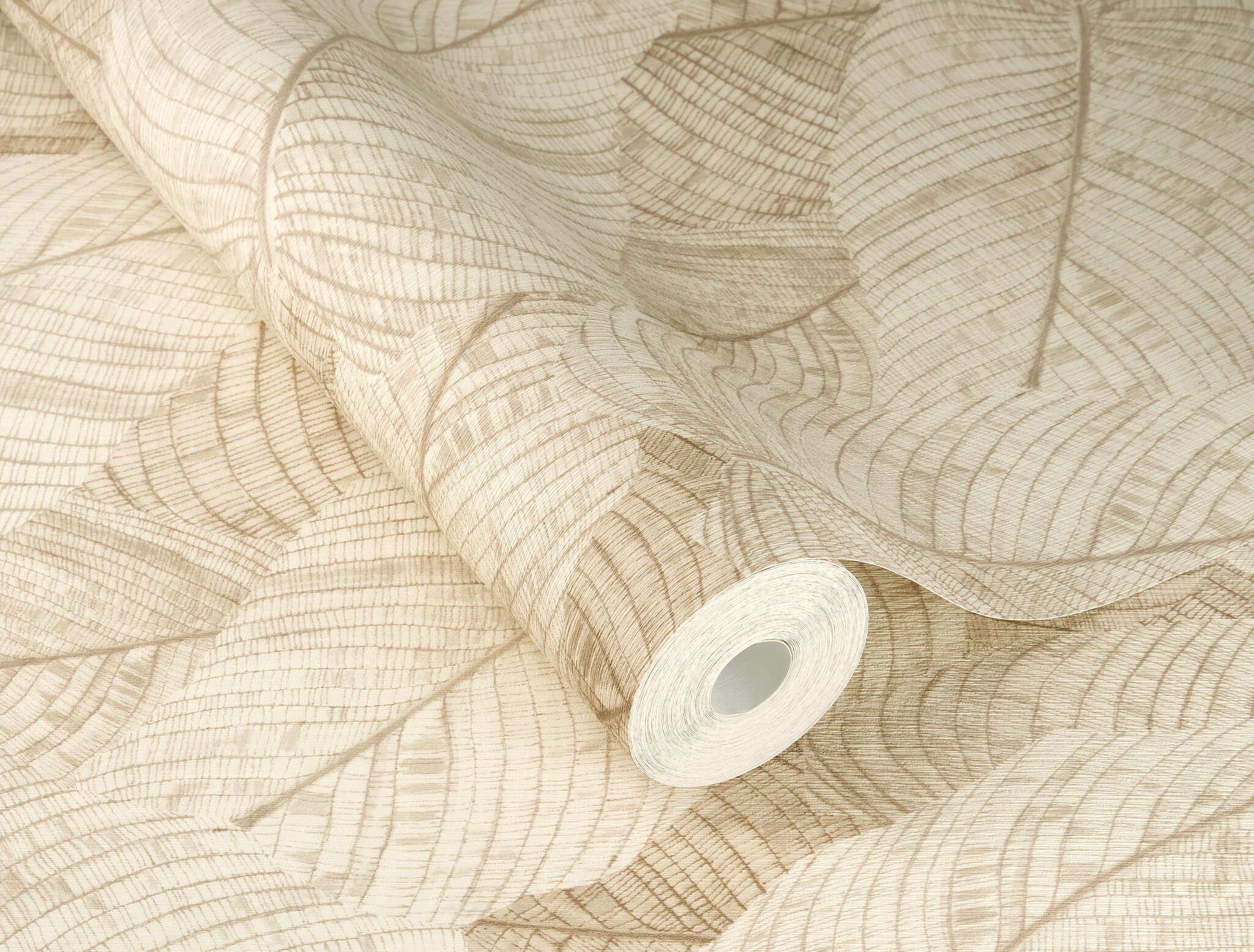 10-720556 Detailaufnahmen 3 Detailed image of Large, overlapping, beige leaves in a drawn look