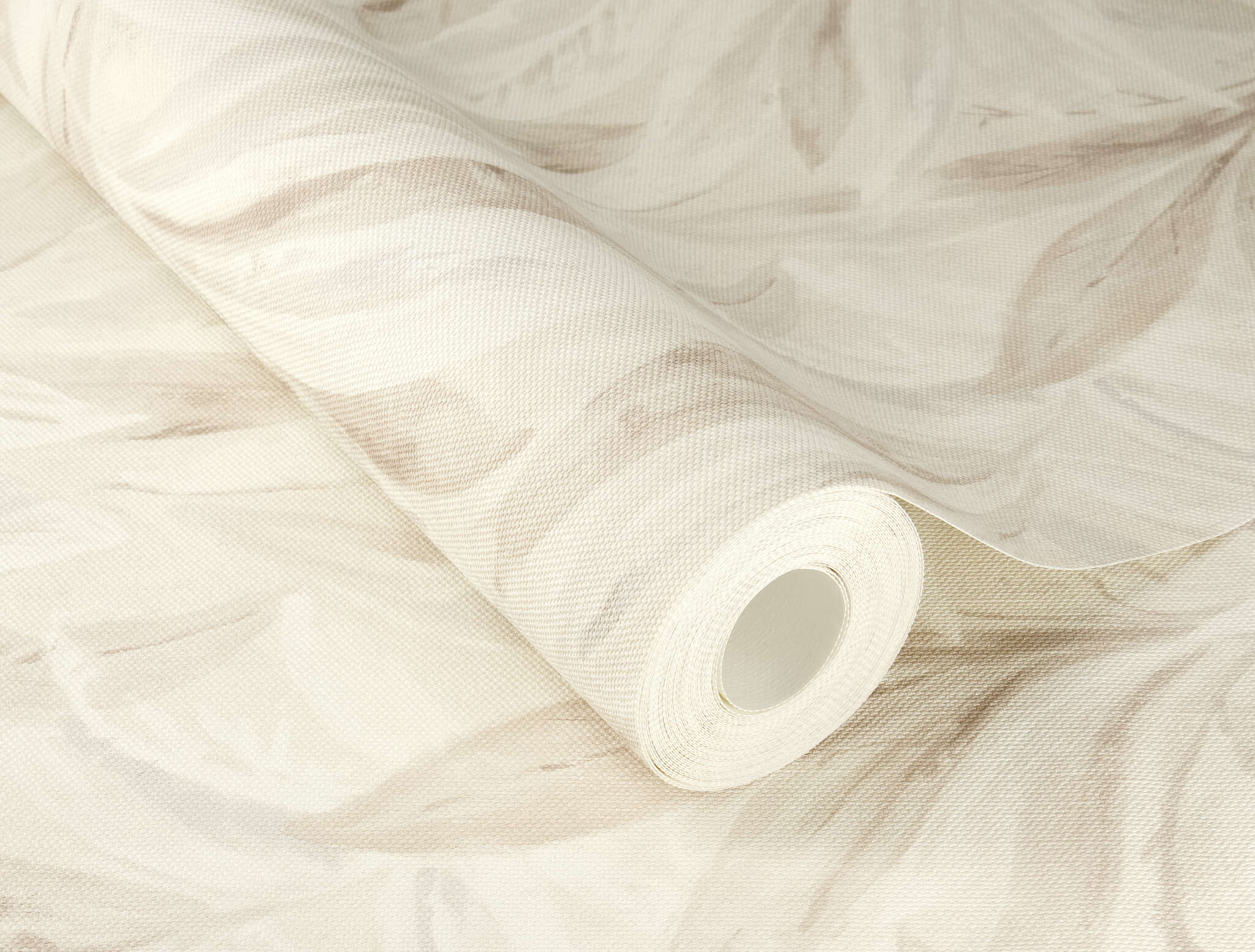 10-547467 Detailaufnahmen 1 Detailed image of Wallpaper with stylised leaves and a fabric look