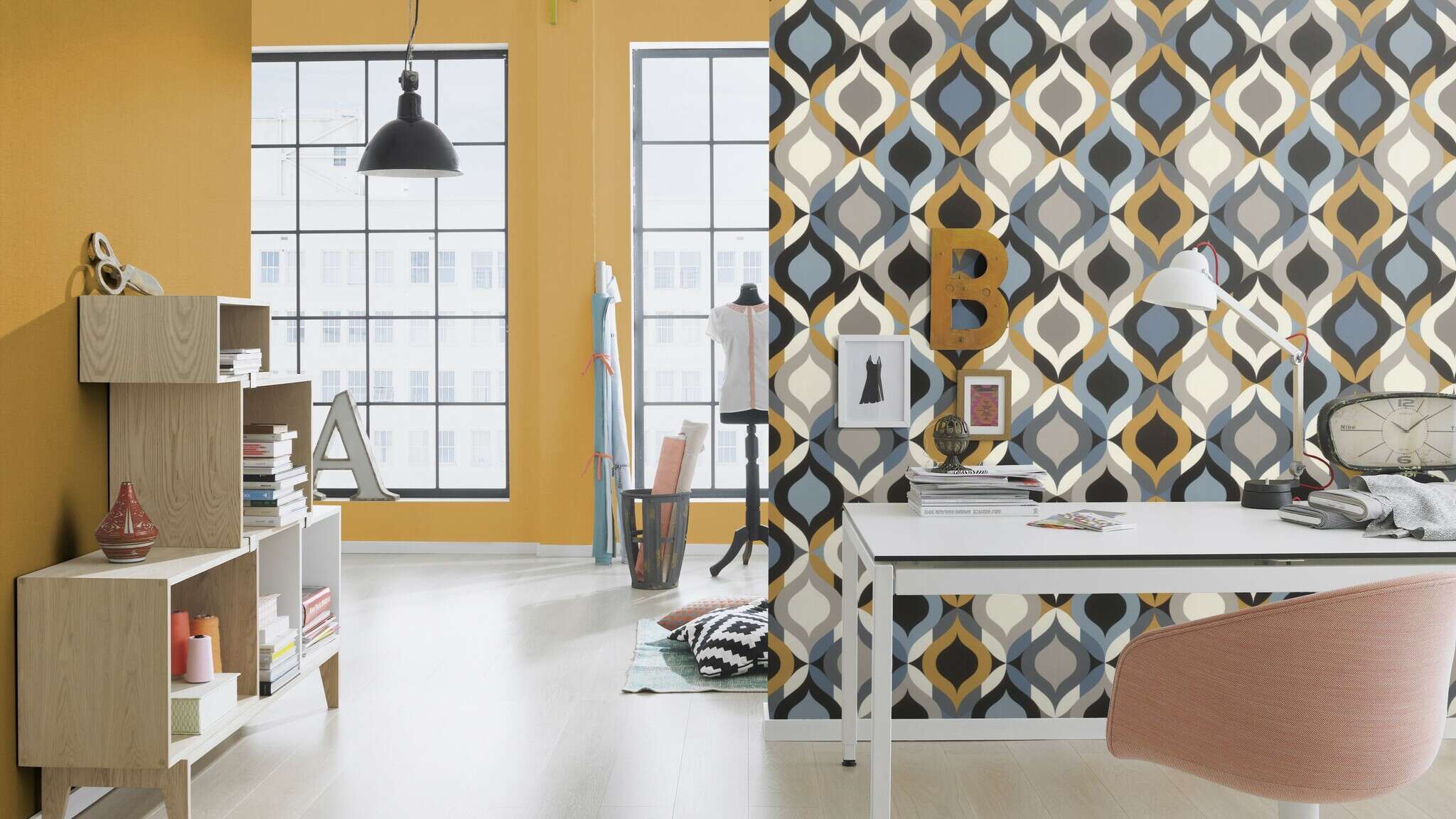 10-452075 Raumsituationen 3 Room with Striking non-woven wallpaper in rich mustard yellow with a light texture – brings warmth and colour to the room.